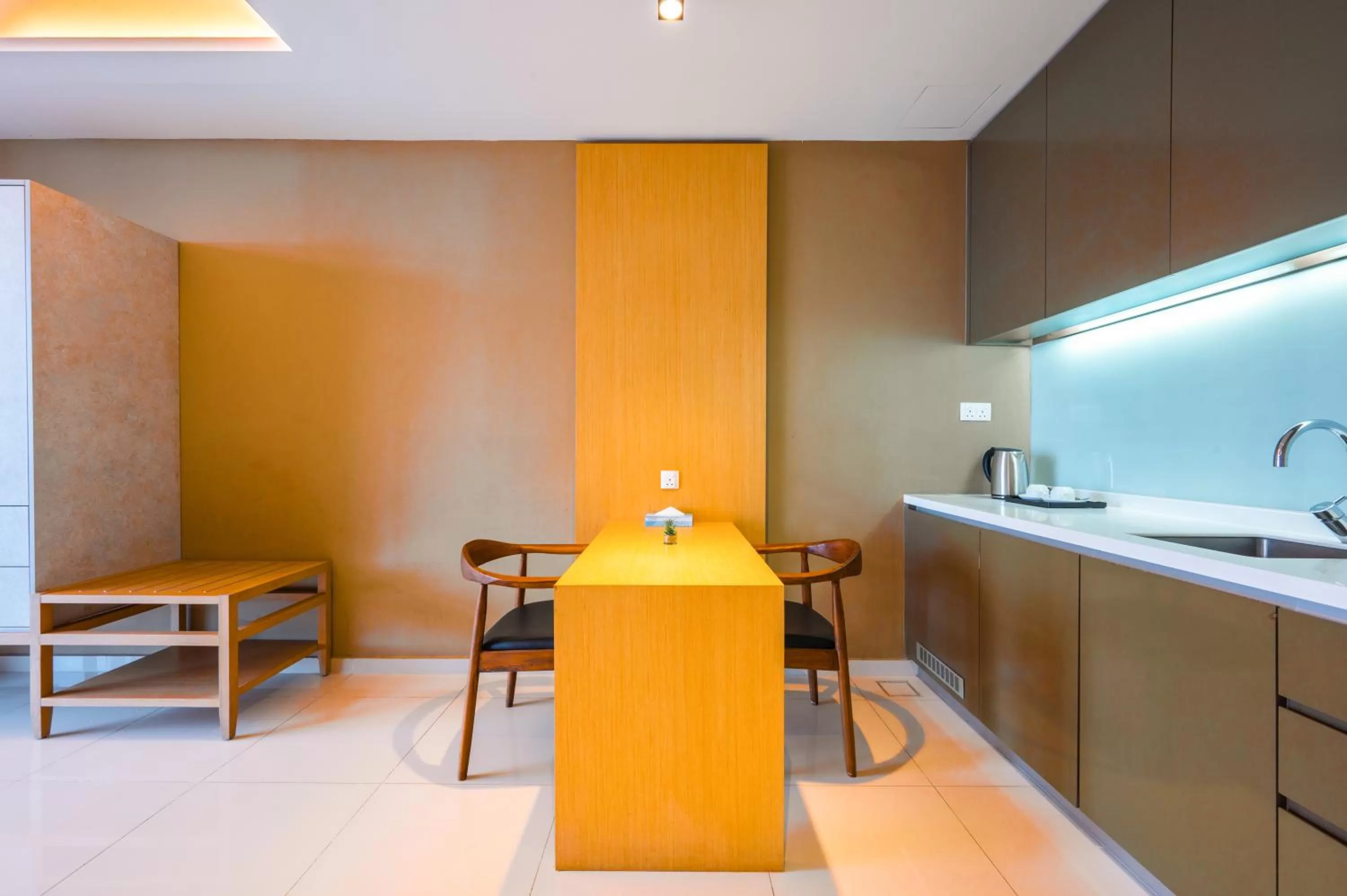 Dining area in Greystone 99 Suites