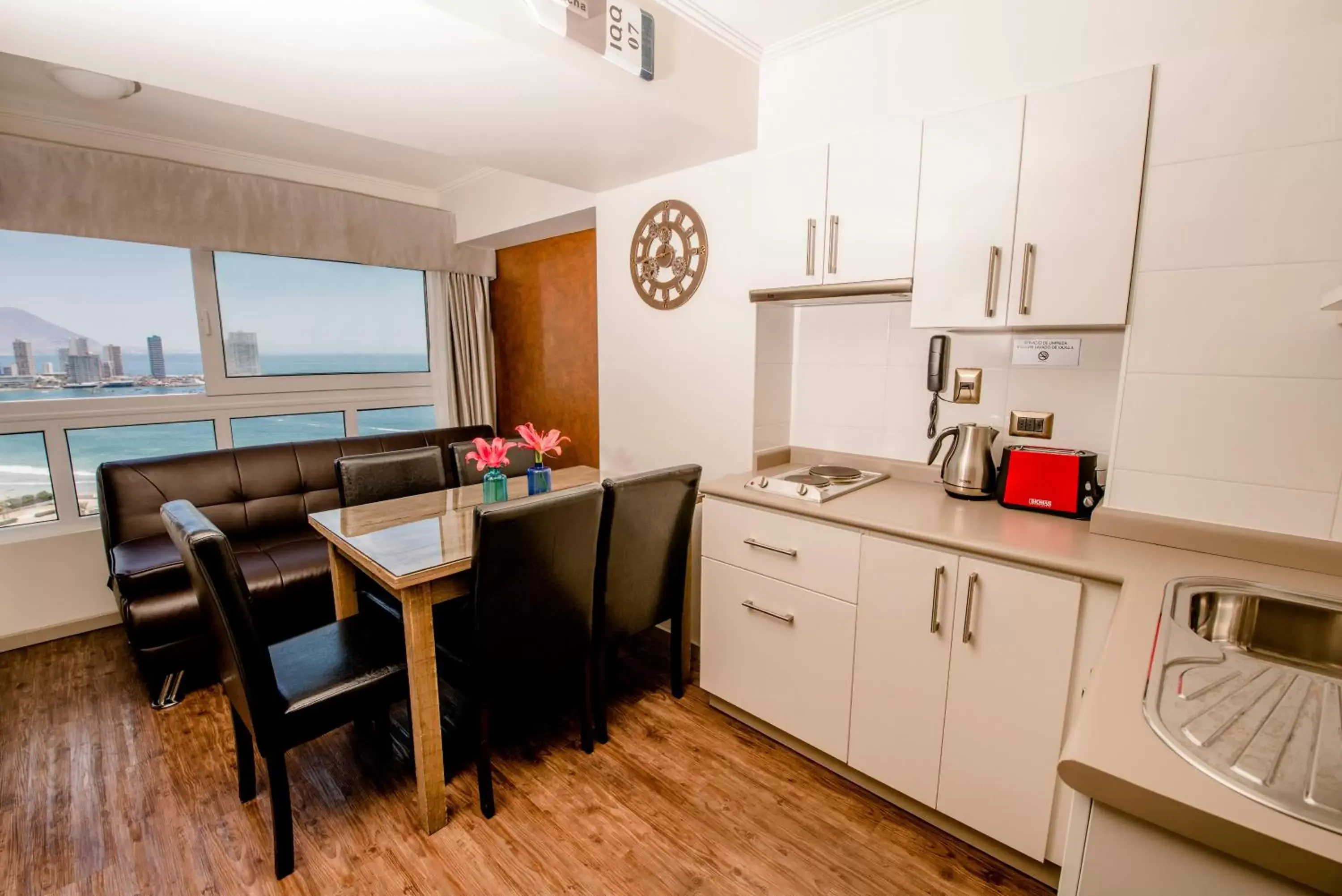 Photo of the whole room, Kitchen/Kitchenette in Gran Cavancha Hotel & Apartment