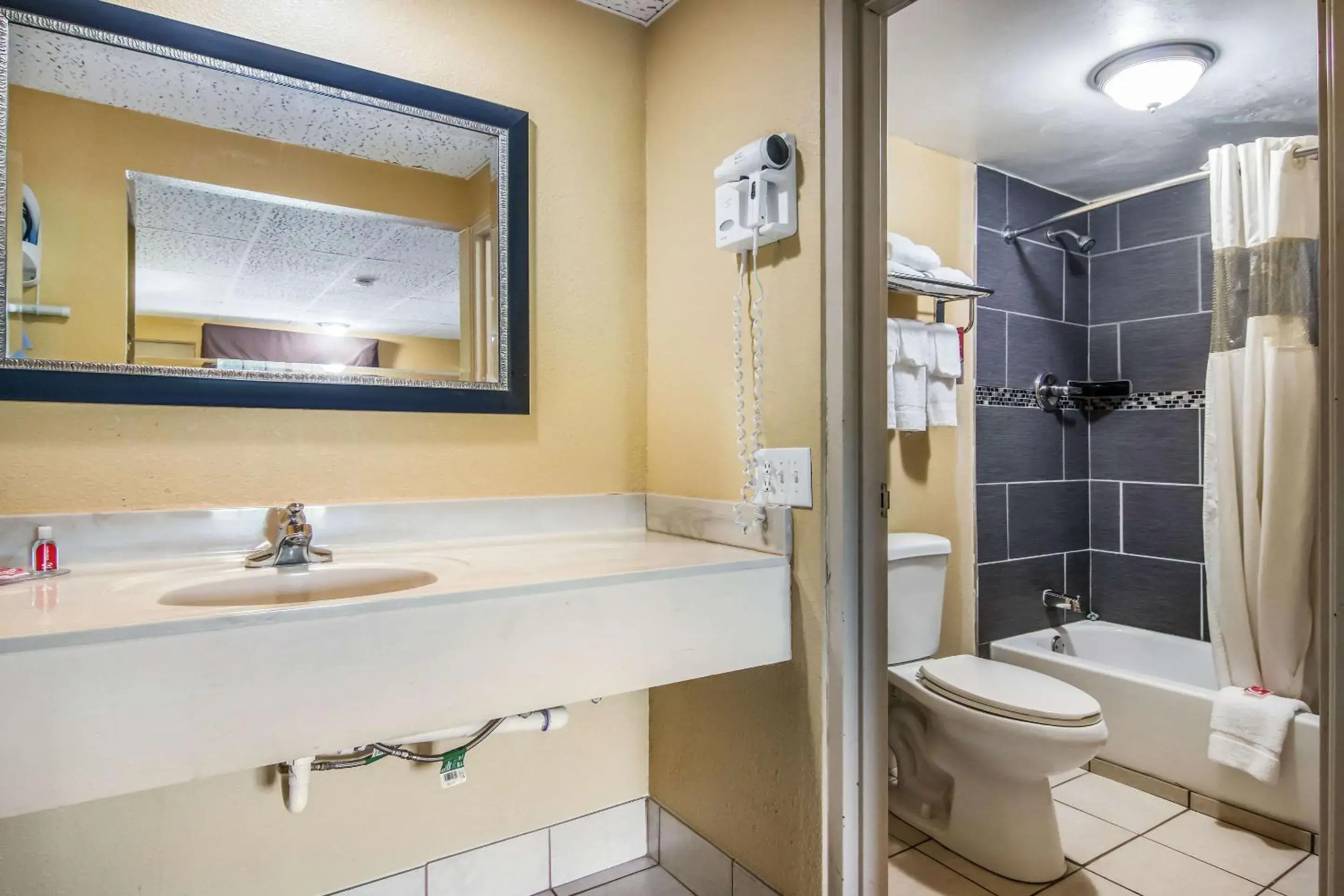 Bathroom in Econo Lodge Hotel Bradford