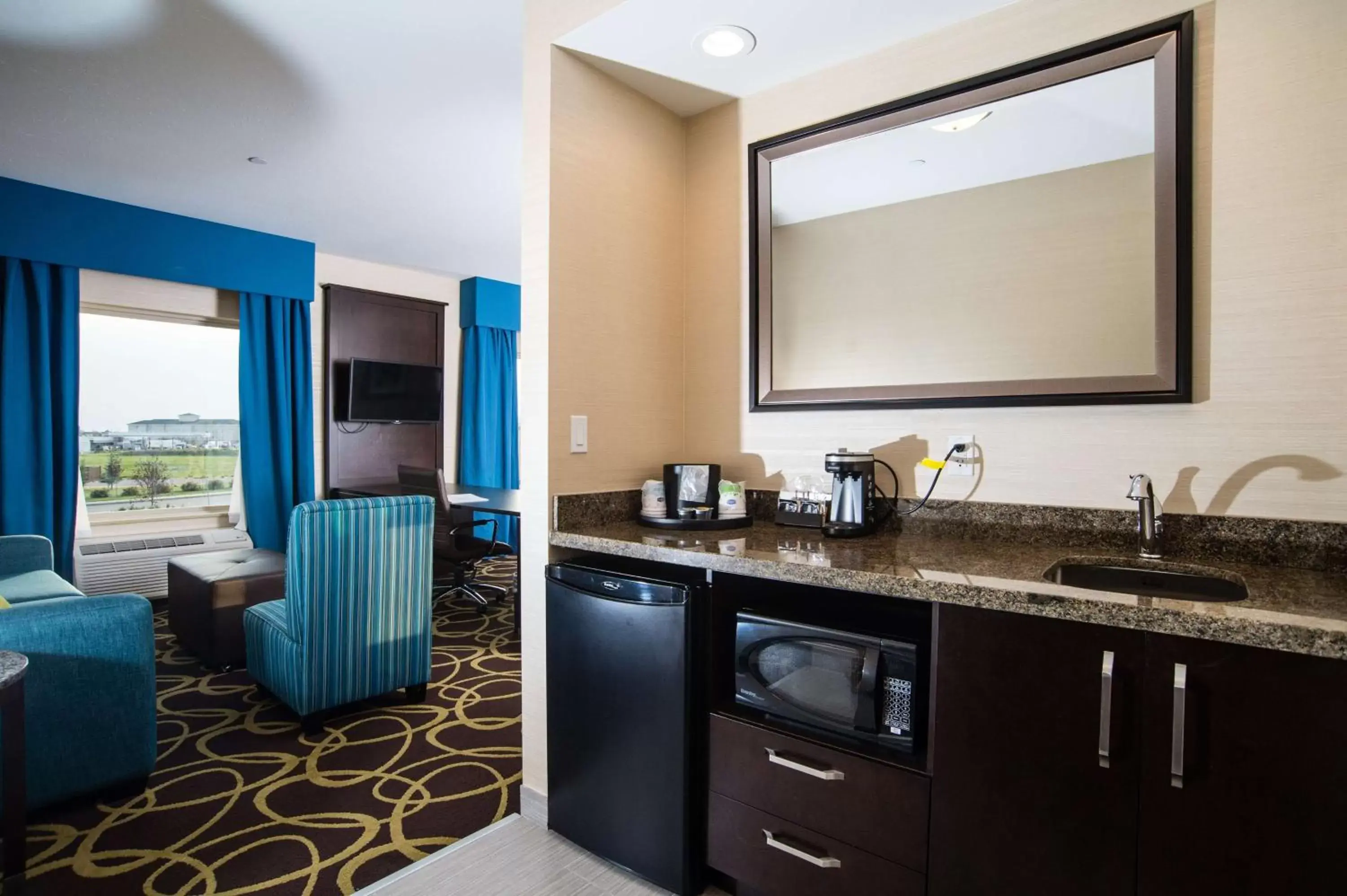 Kitchen or kitchenette, Kitchen/Kitchenette in Hampton Inn & Suites East Gate Regina