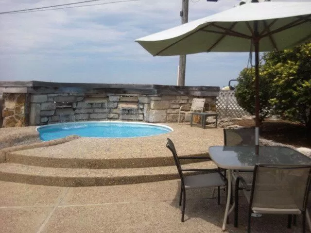 Swimming pool in Quail's Nest Inn & Suites