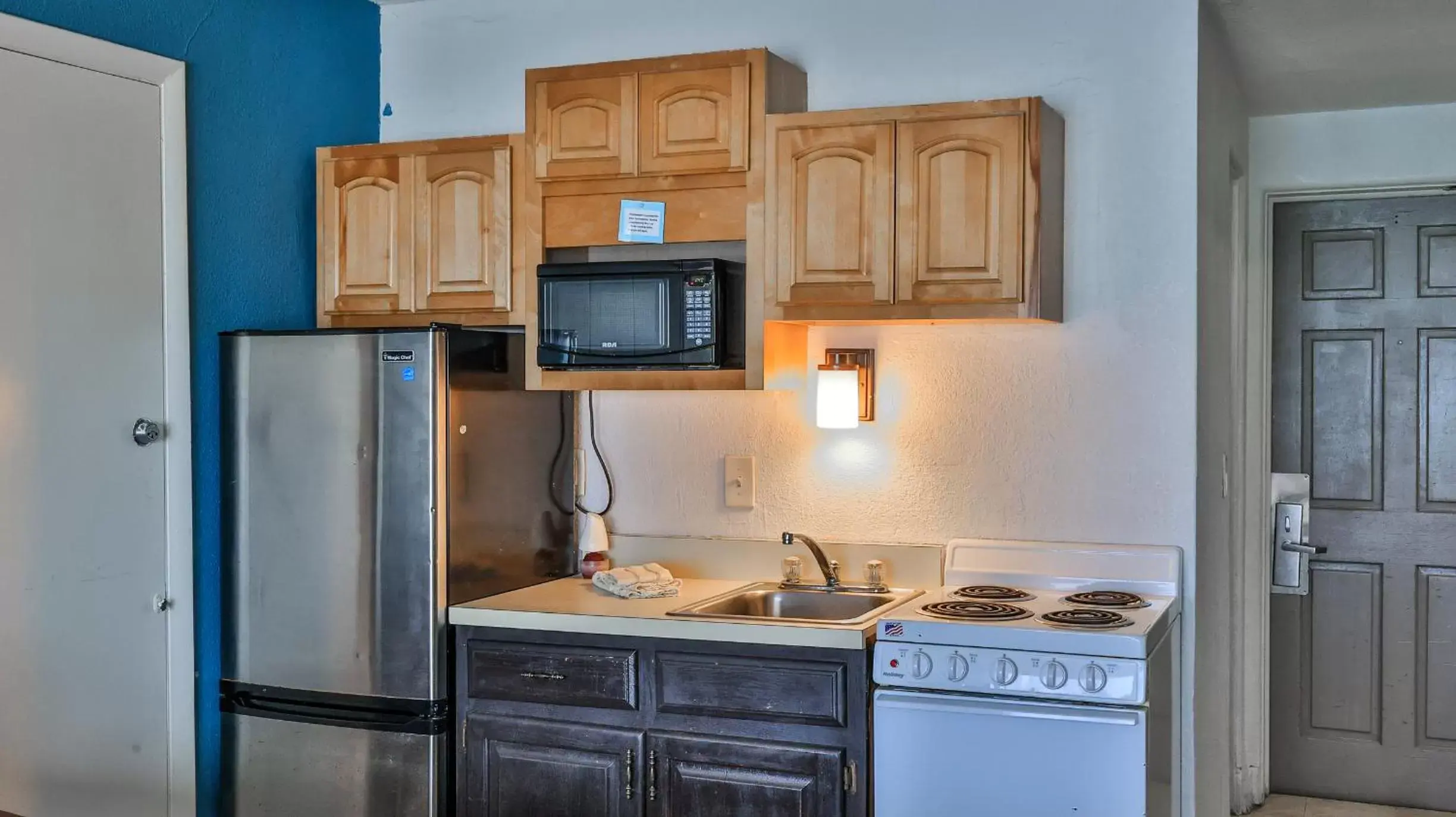 Kitchen or kitchenette, Kitchen/Kitchenette in Driftwood Beach Motel