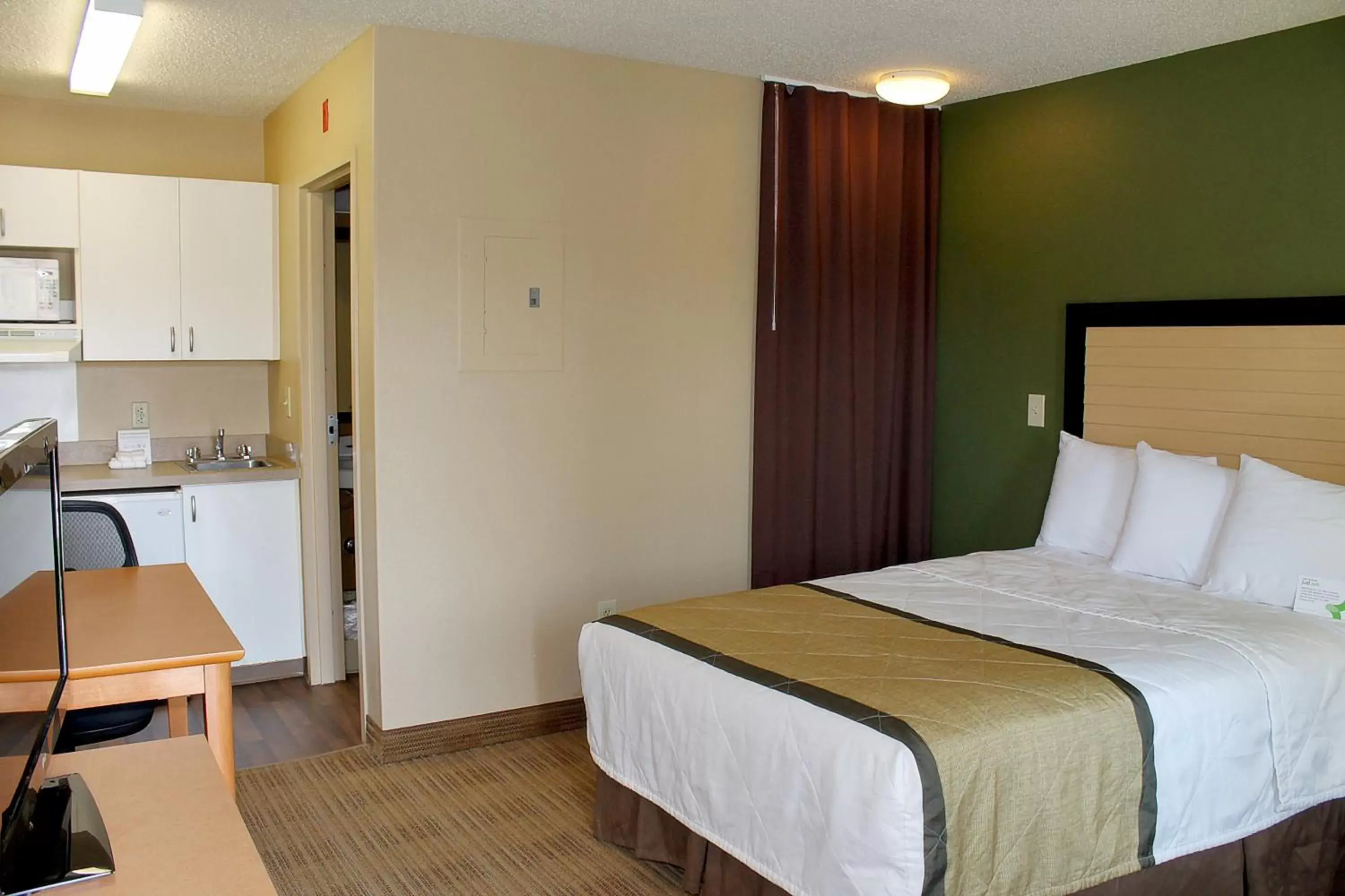 Bed in Extended Stay America Suites - Houston - The Woodlands