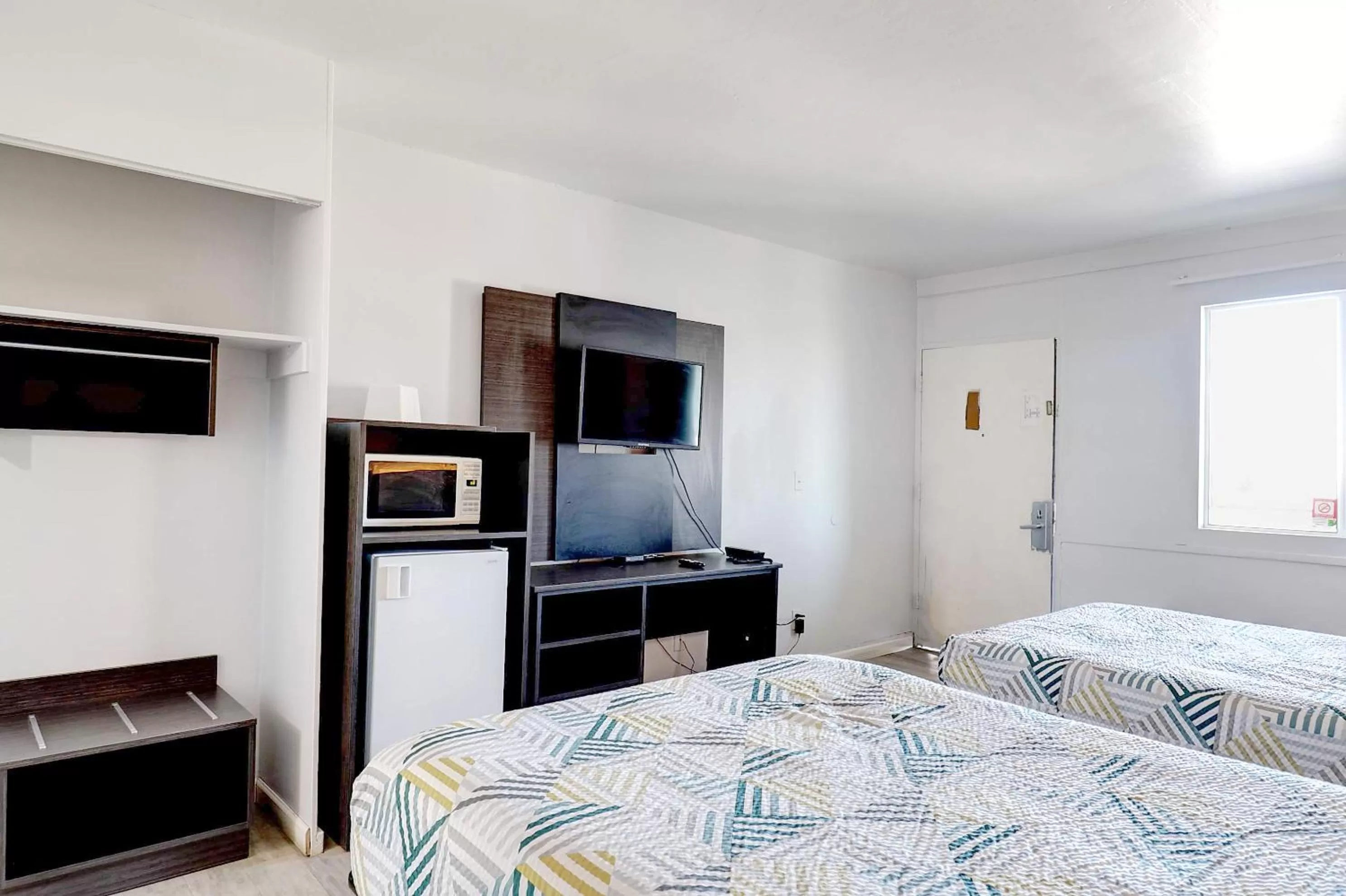 TV and multimedia, Bed in Motel 6 Tucson, AZ - East Williams Center