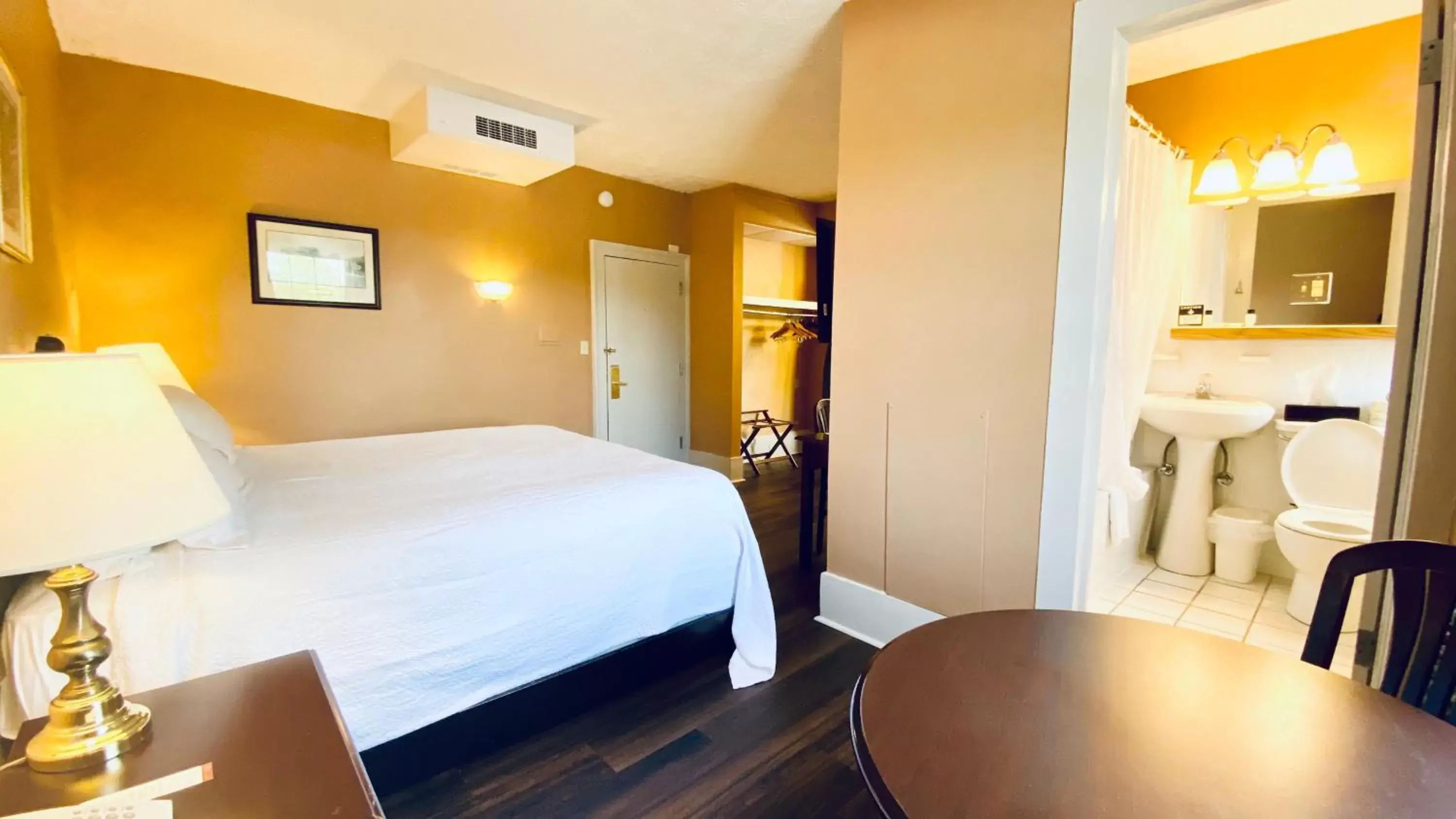 Bathroom, Bed in Shawnee Inn and Golf Resort