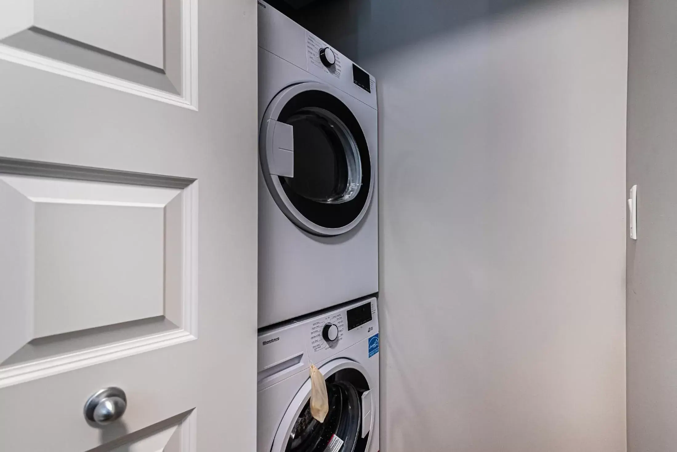 washing machine, Kitchen/Kitchenette in WRFY Griffintown Apartment