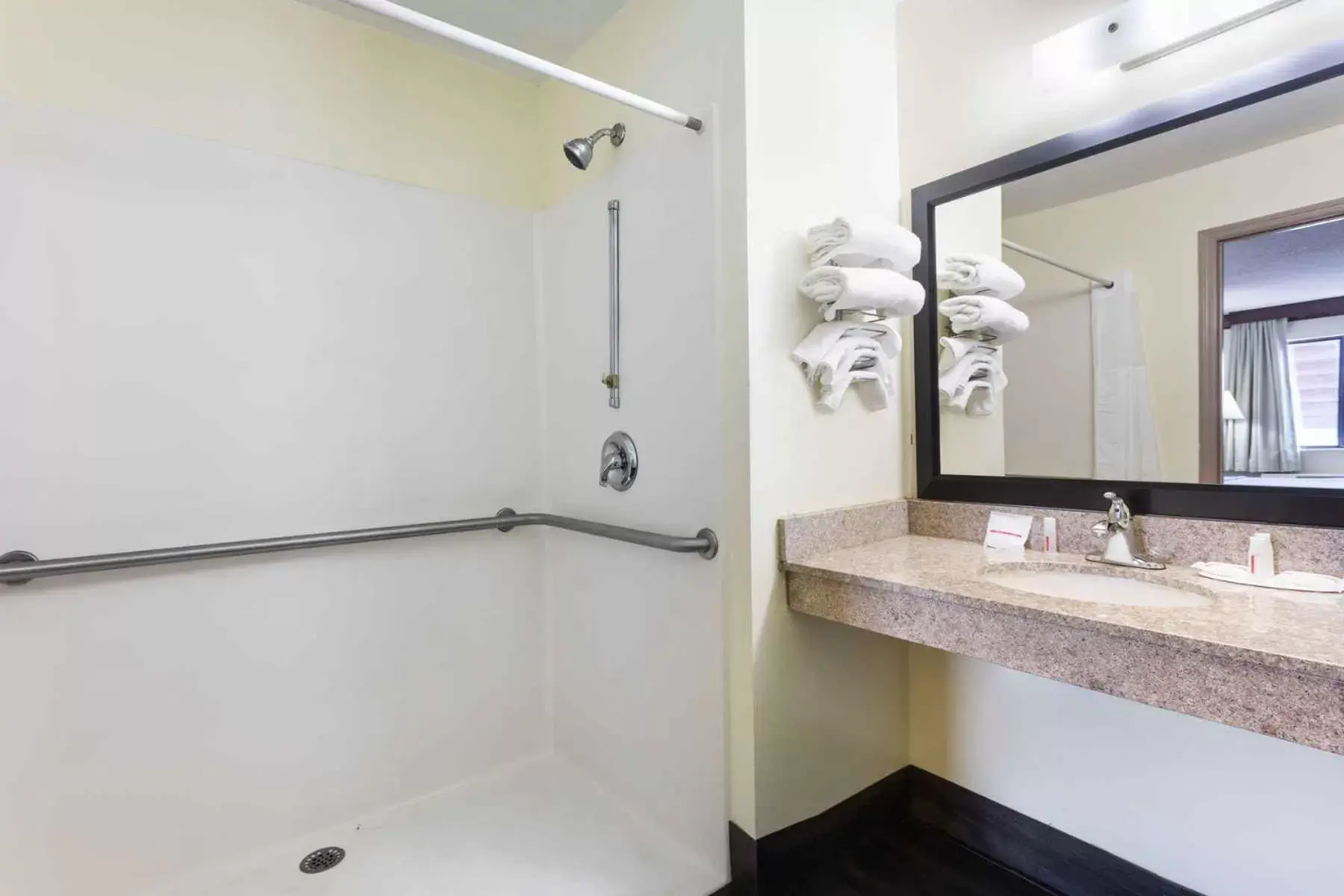 Shower, Bathroom in Heritage Inn Augusta
