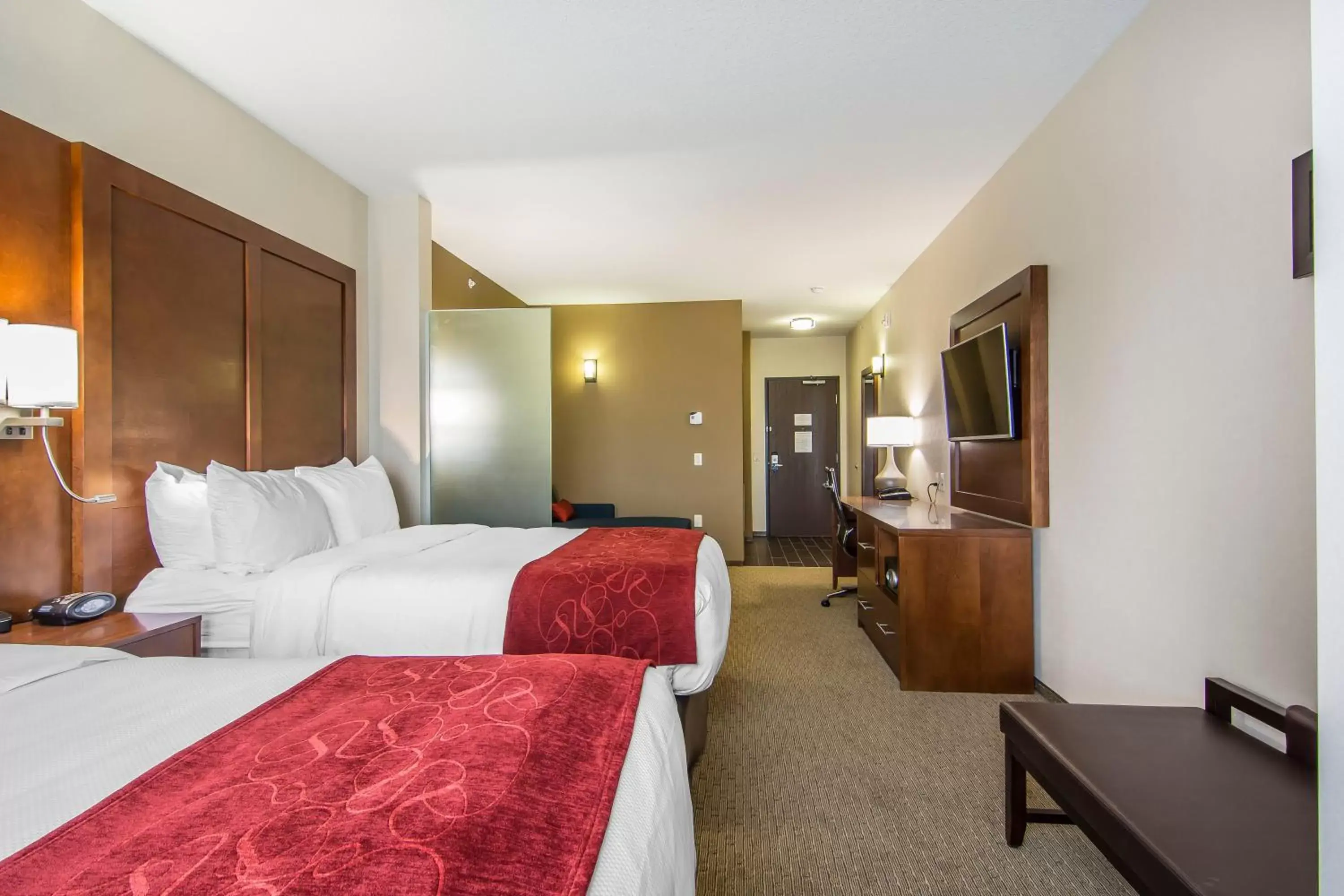 Bedroom, Bed in Comfort Suites Regina