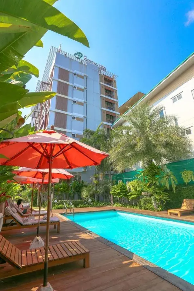 Swimming Pool in CRYSTAL JADE  RAYONG HOTEL