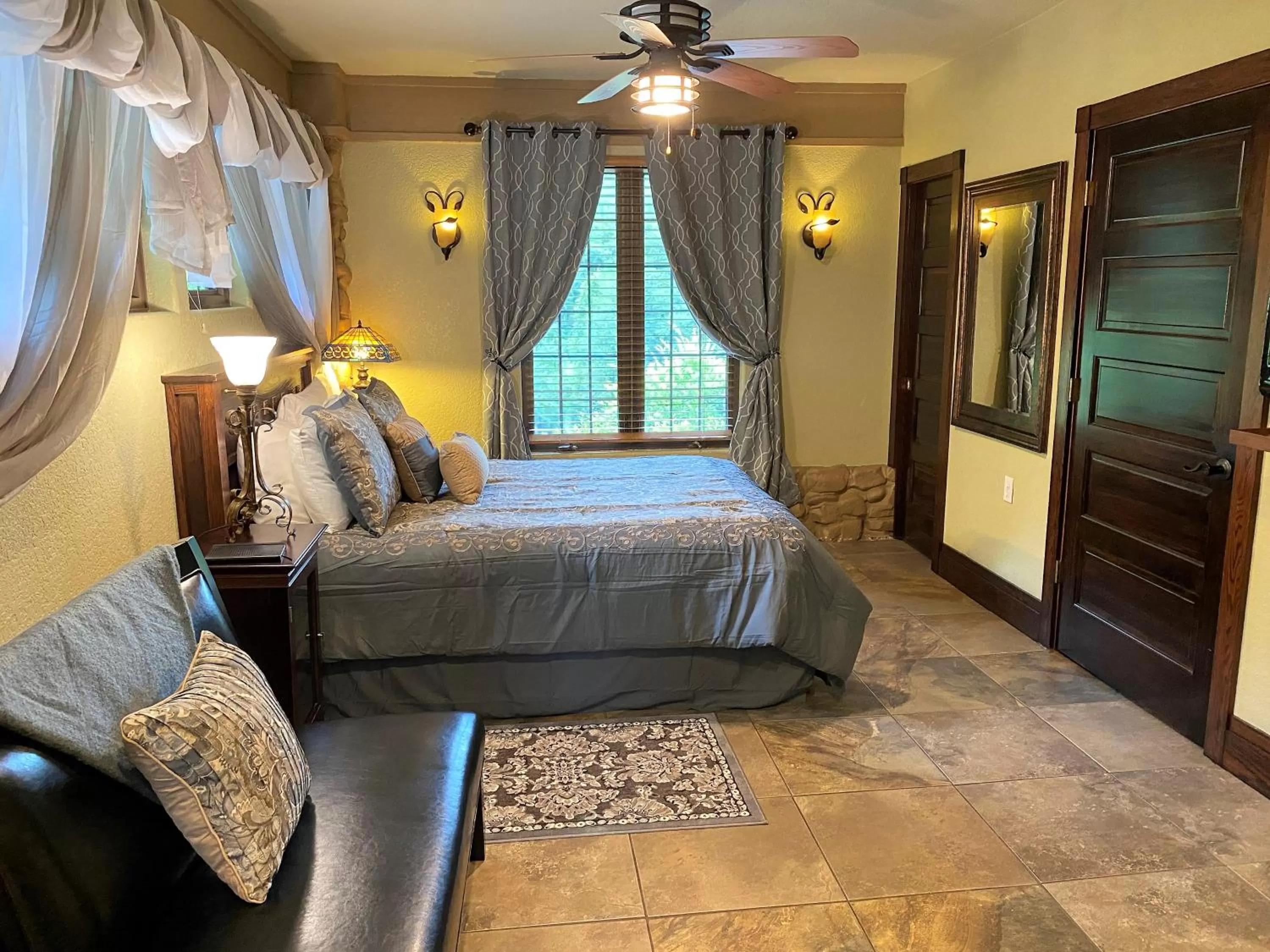 Standard Queen Room in Hilltop Manor B&B