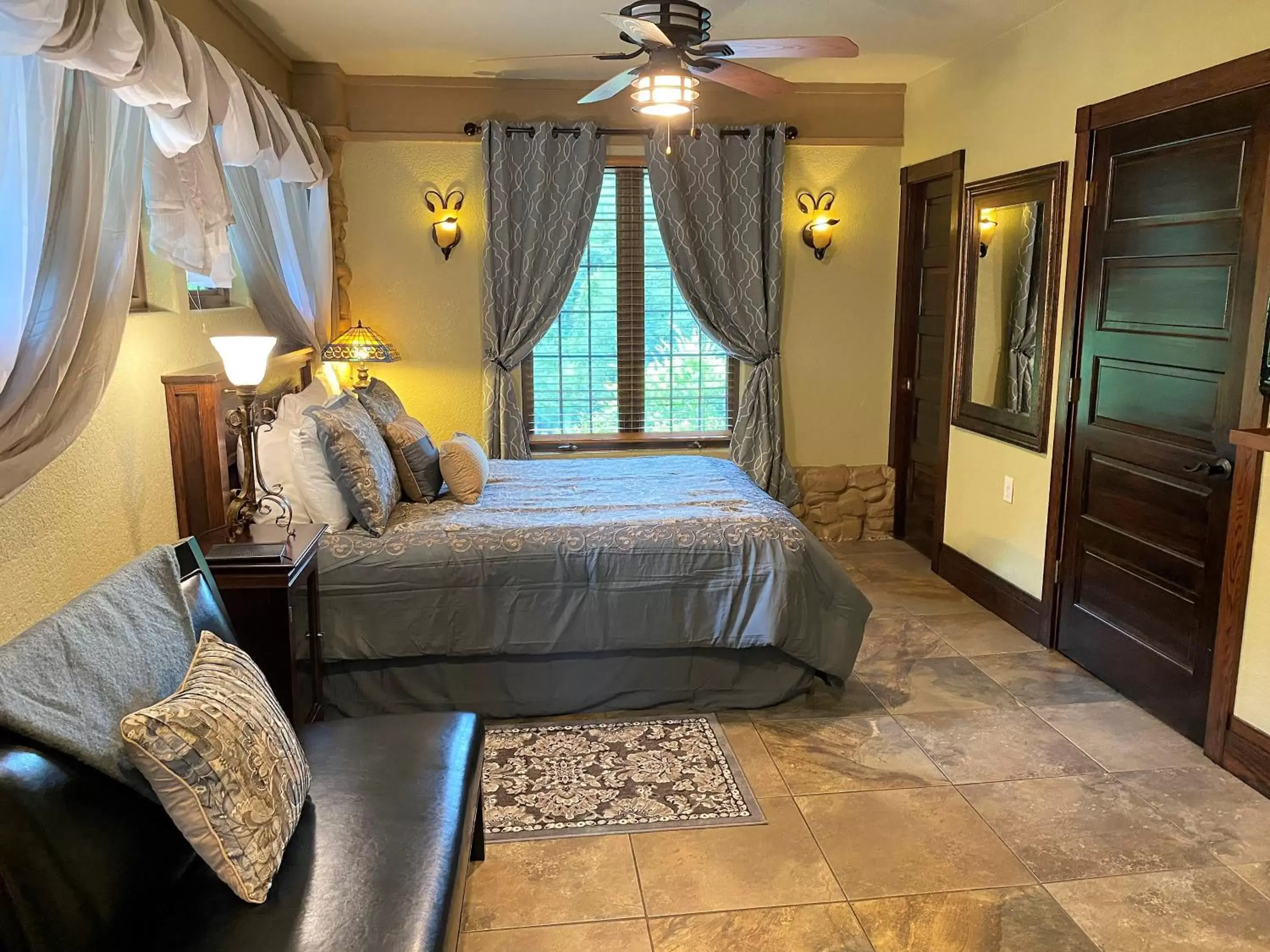 Standard Queen Room in Hilltop Manor B&B Standard Queen Room in Hilltop Manor B&B