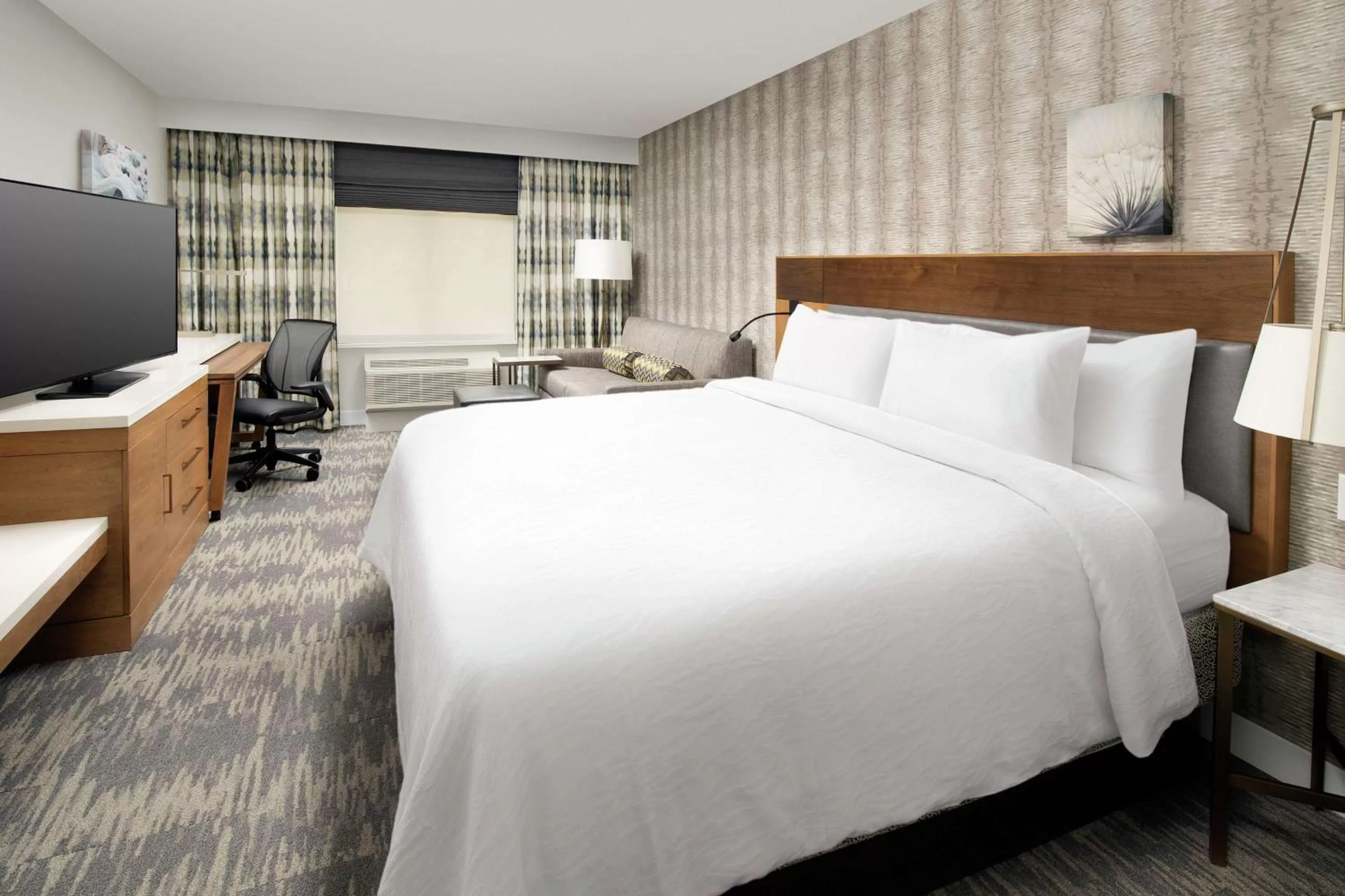 Bedroom, Bed in Hilton Garden Inn Westchester Dobbs Ferry