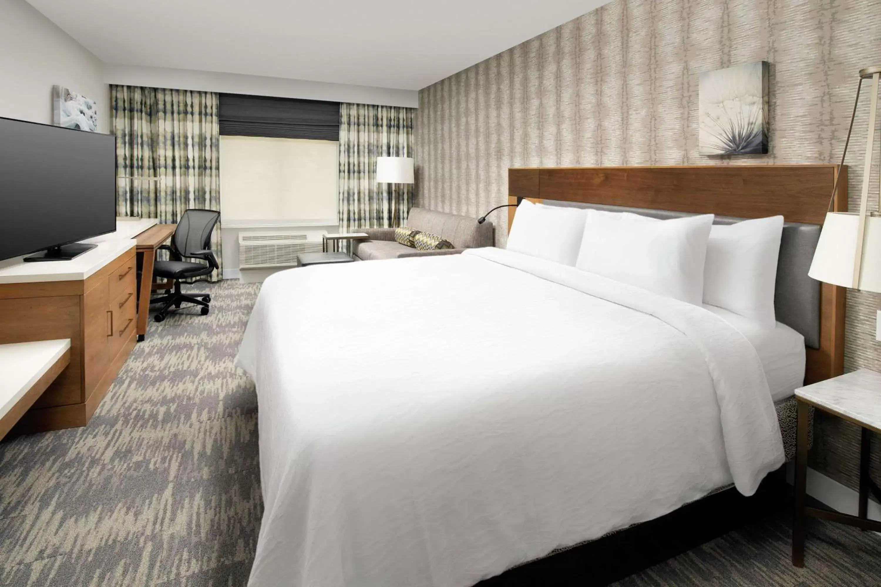 Bedroom, Bed in Hilton Garden Inn Westchester Dobbs Ferry