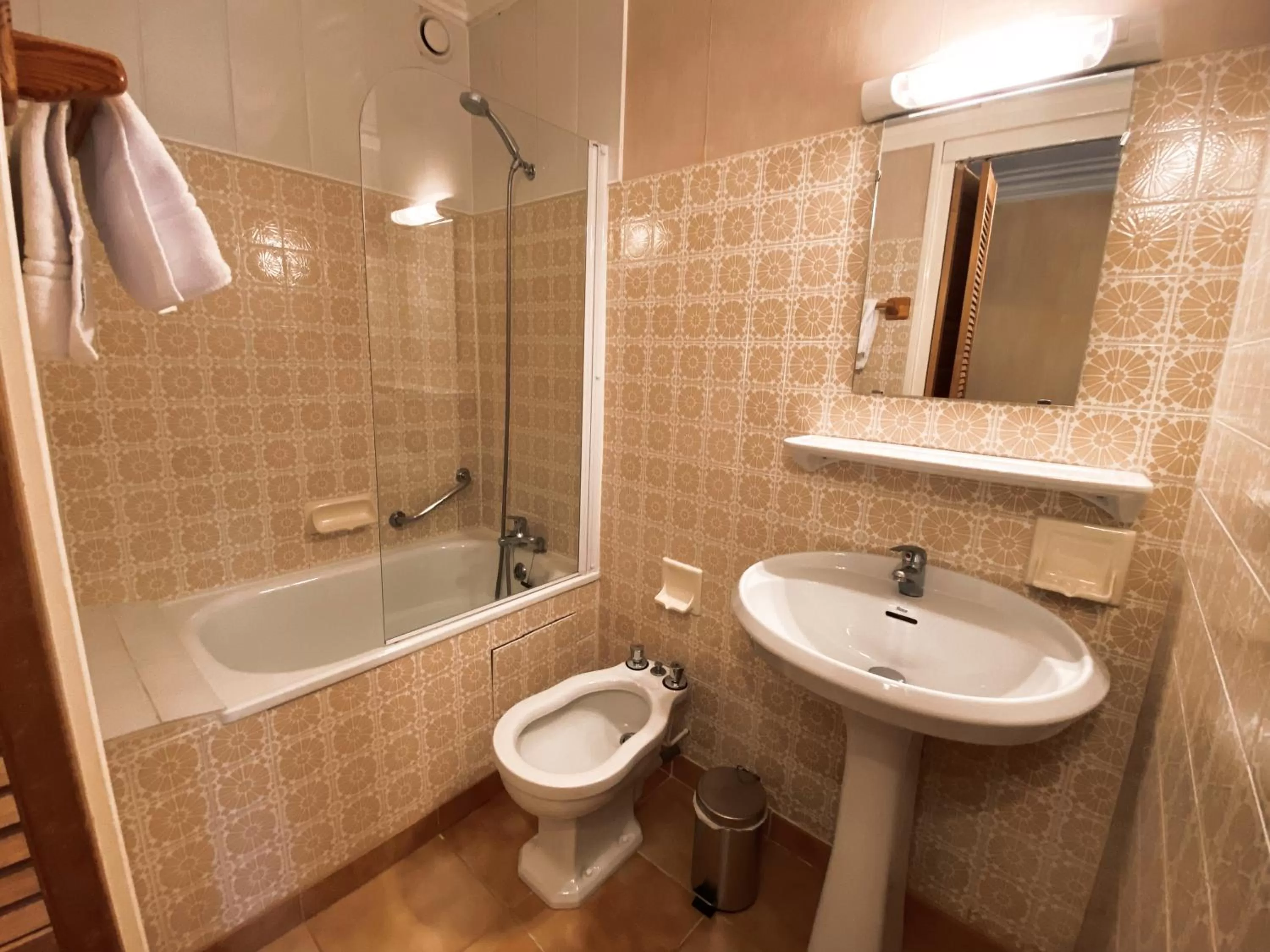 Bathroom in Hôtel Restaurant "La Petite Auberge"