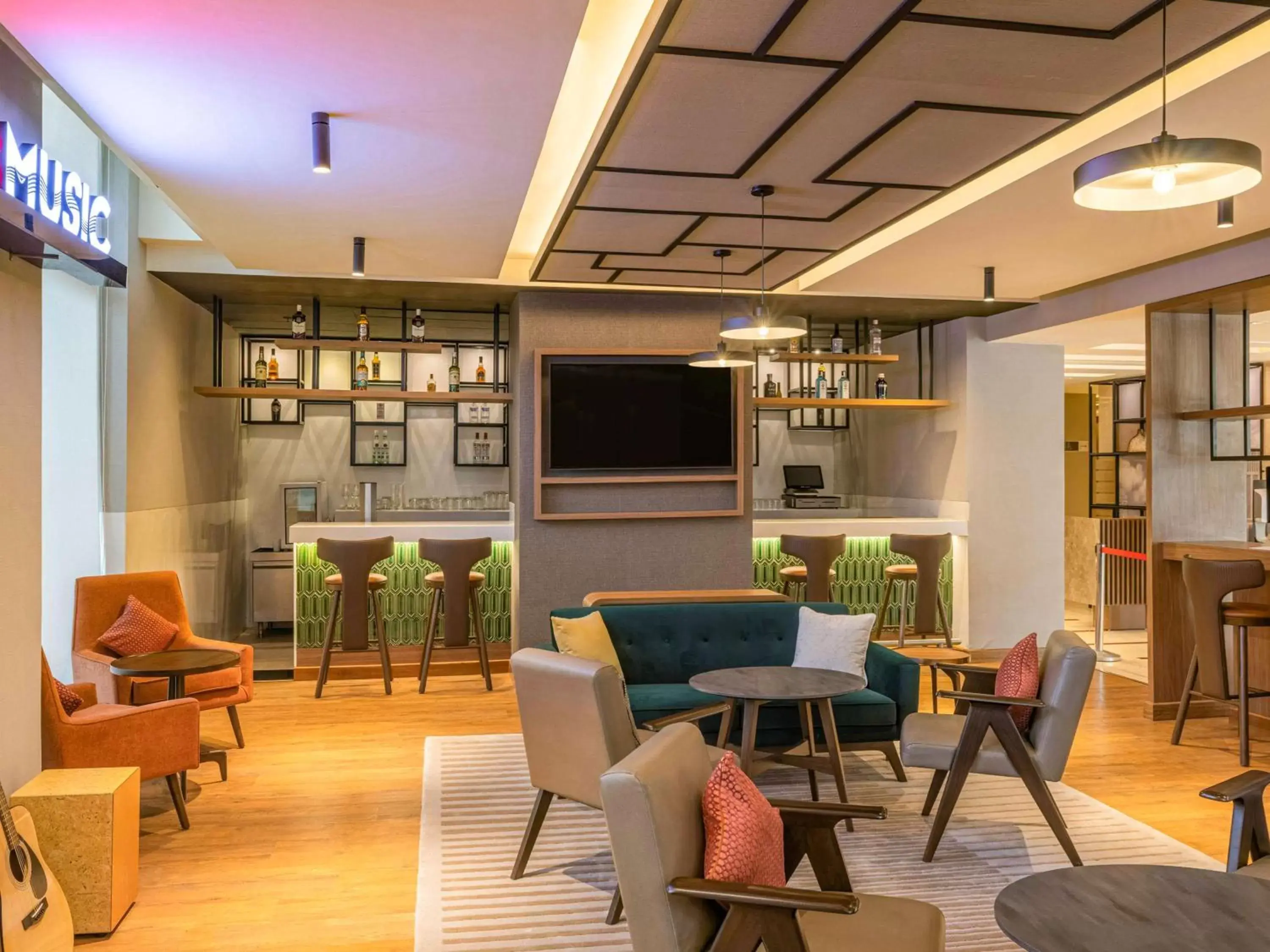 Lounge or bar, Restaurant/Places to Eat in ibis Mumbai Airport - An Accor Brand