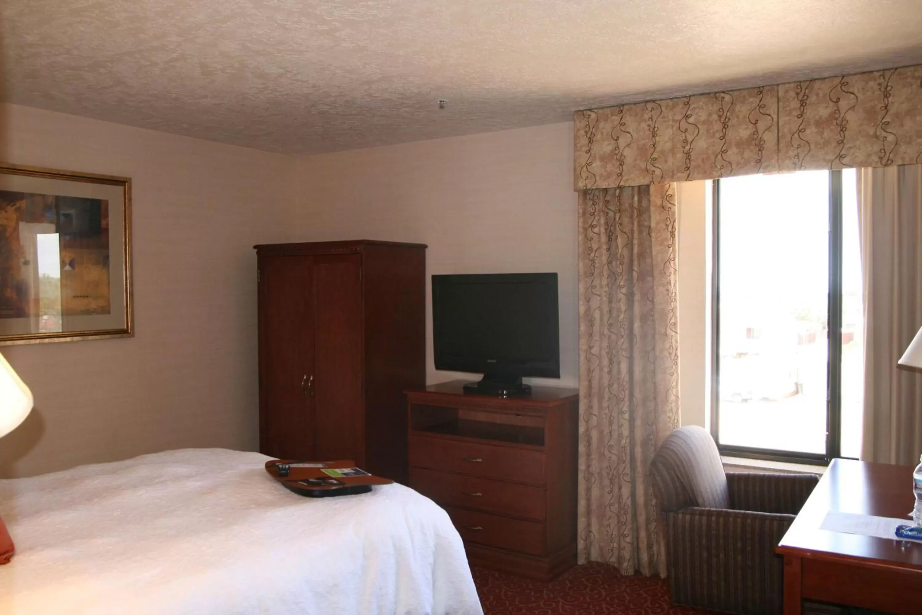 Bed, TV/Entertainment Center in Hampton Inn Sierra Vista