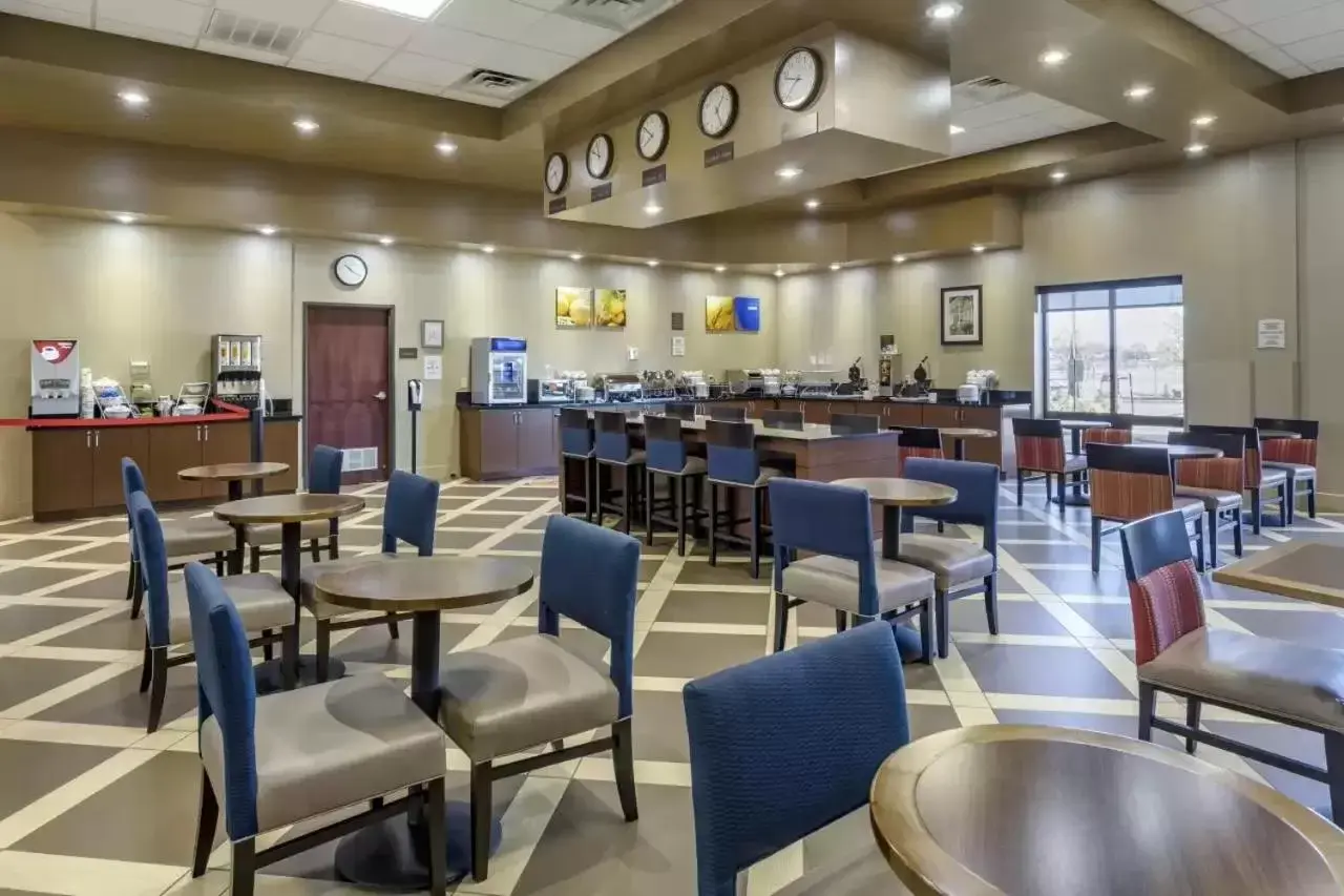 Seating area, Restaurant/Places to Eat in Comfort Suites Batesville