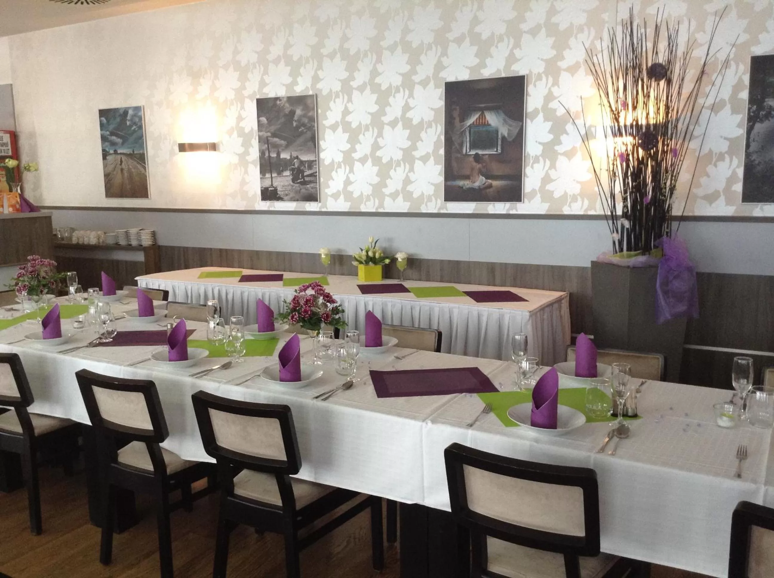 Restaurant/places to eat in Hotel Monde