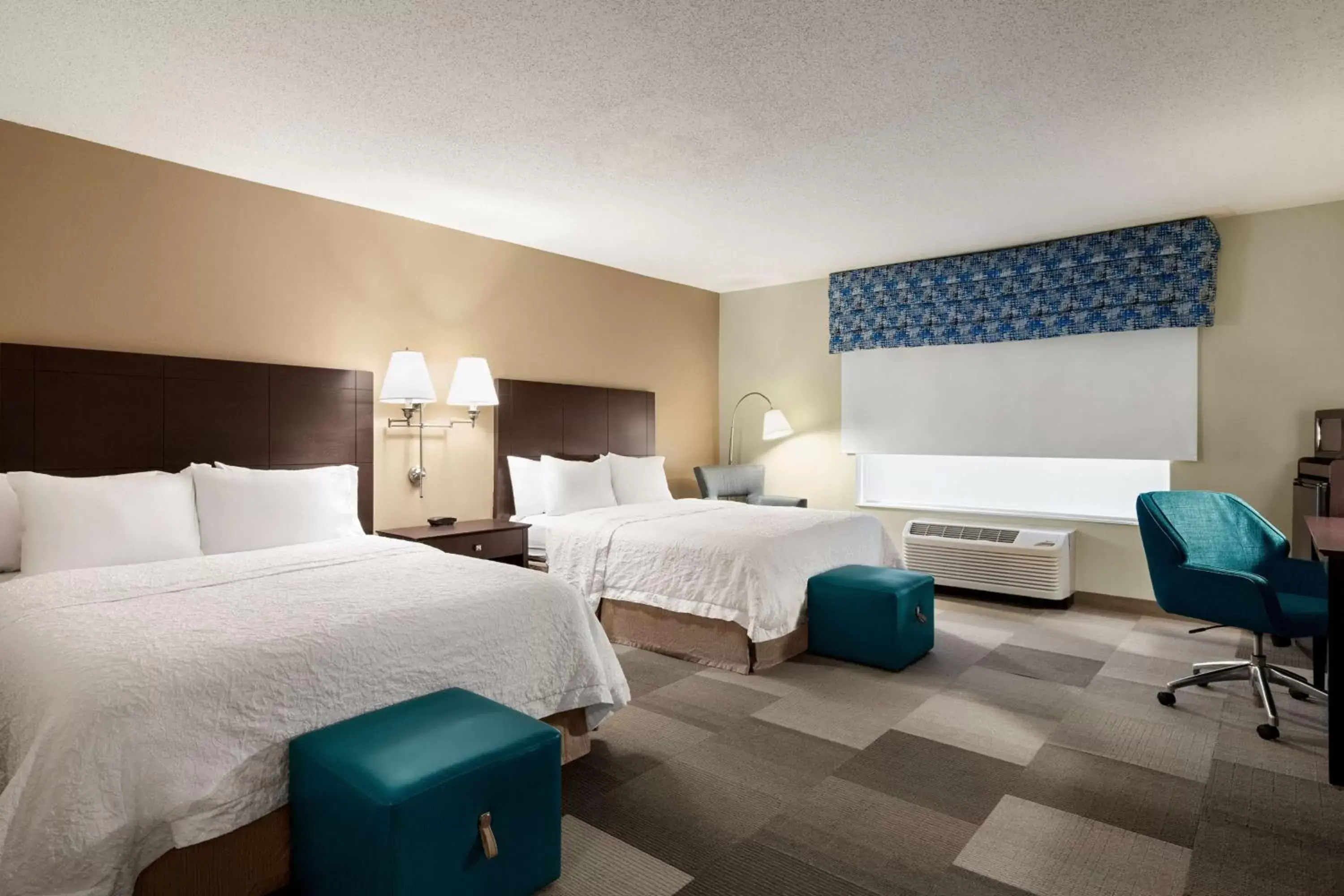 Bed in Hampton Inn & Suites Atlanta Airport West Camp Creek Pkwy