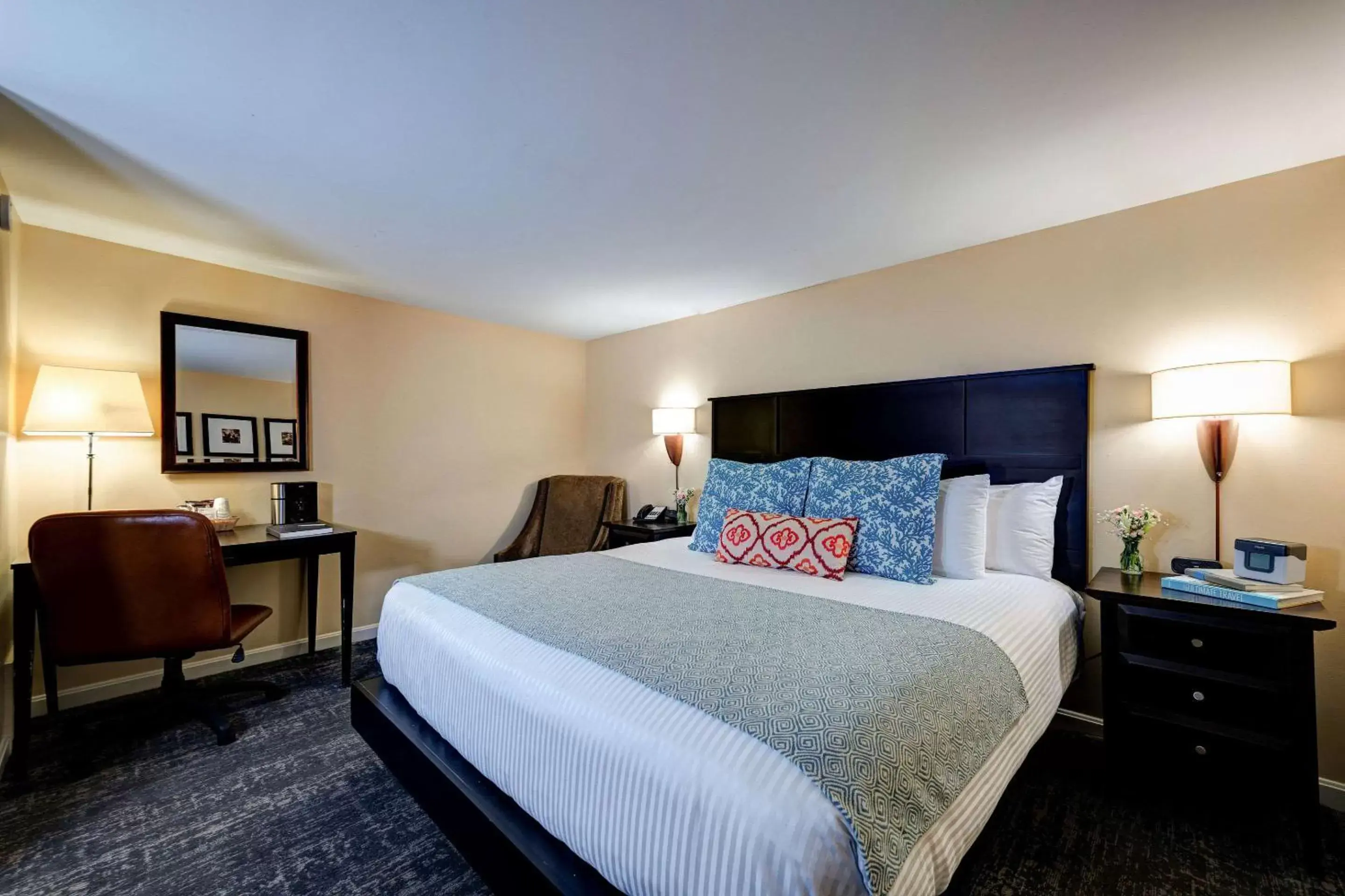 Photo of the whole room, Bed in Port Inn and Suites Portsmouth, Ascend Hotel Collection