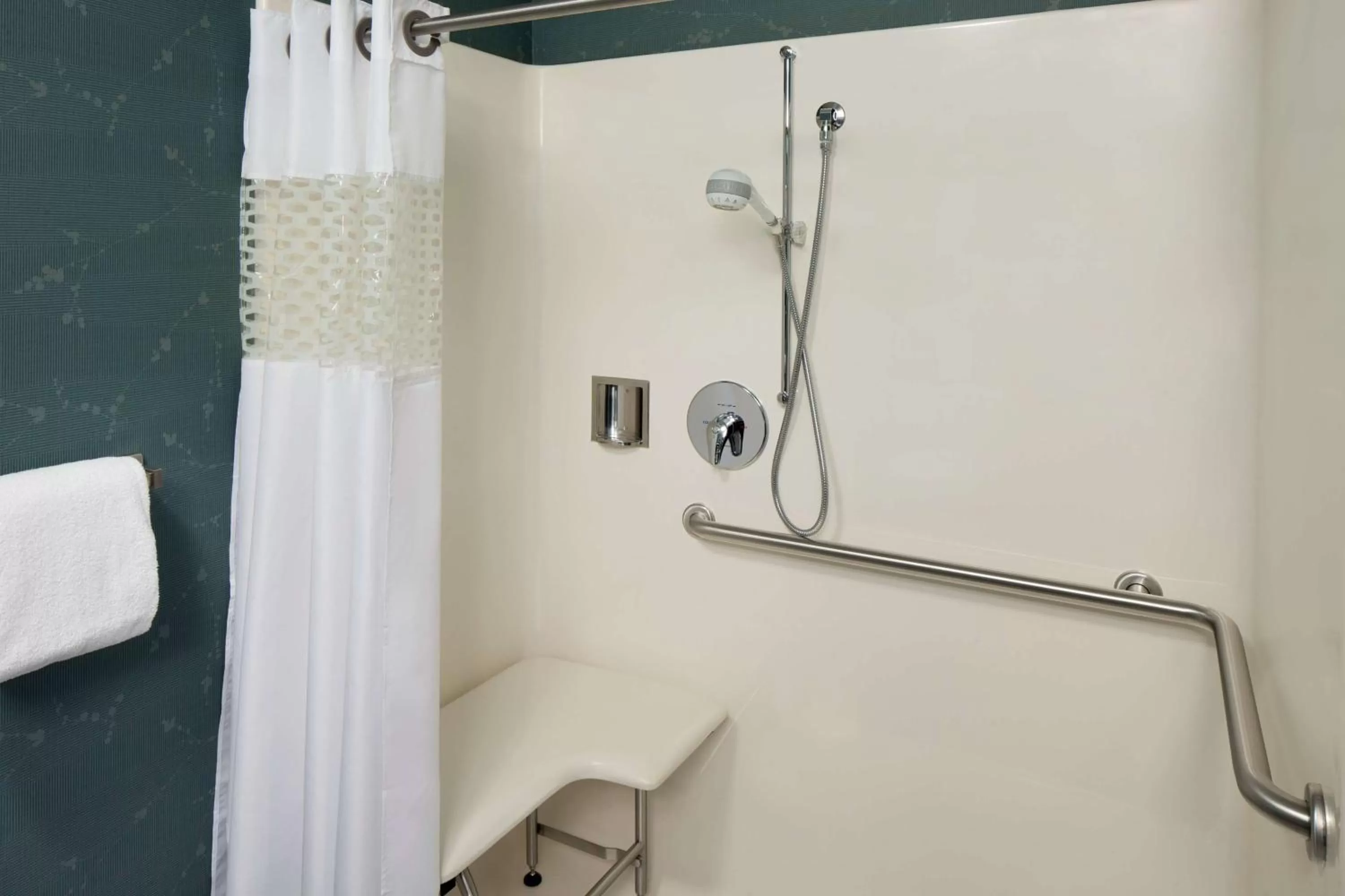 Bathroom in Hampton Inn & Suites Aberdeen/APG South