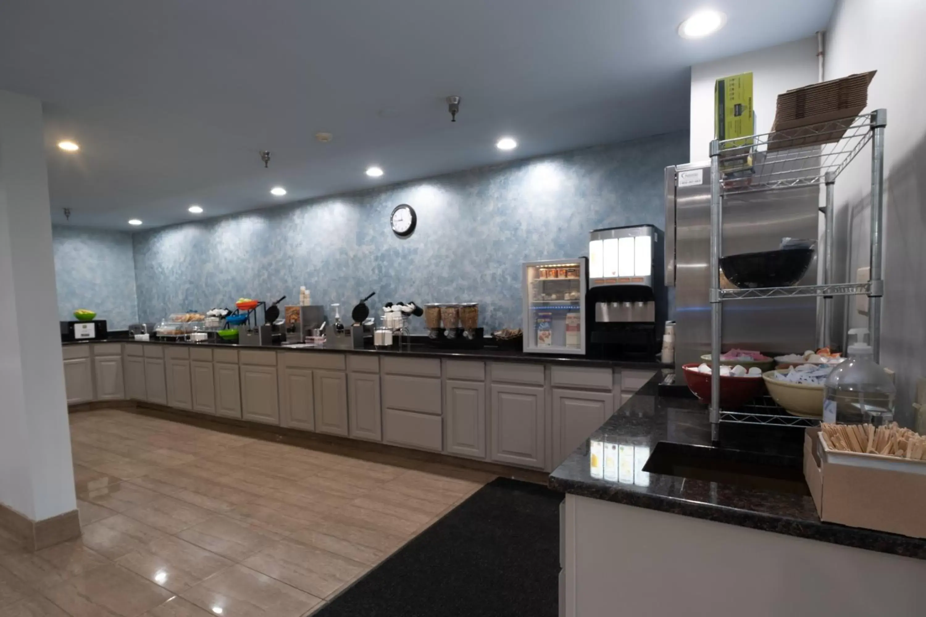 Buffet breakfast, Restaurant/Places to Eat in Hilltop Inn & Suites - North Stonington