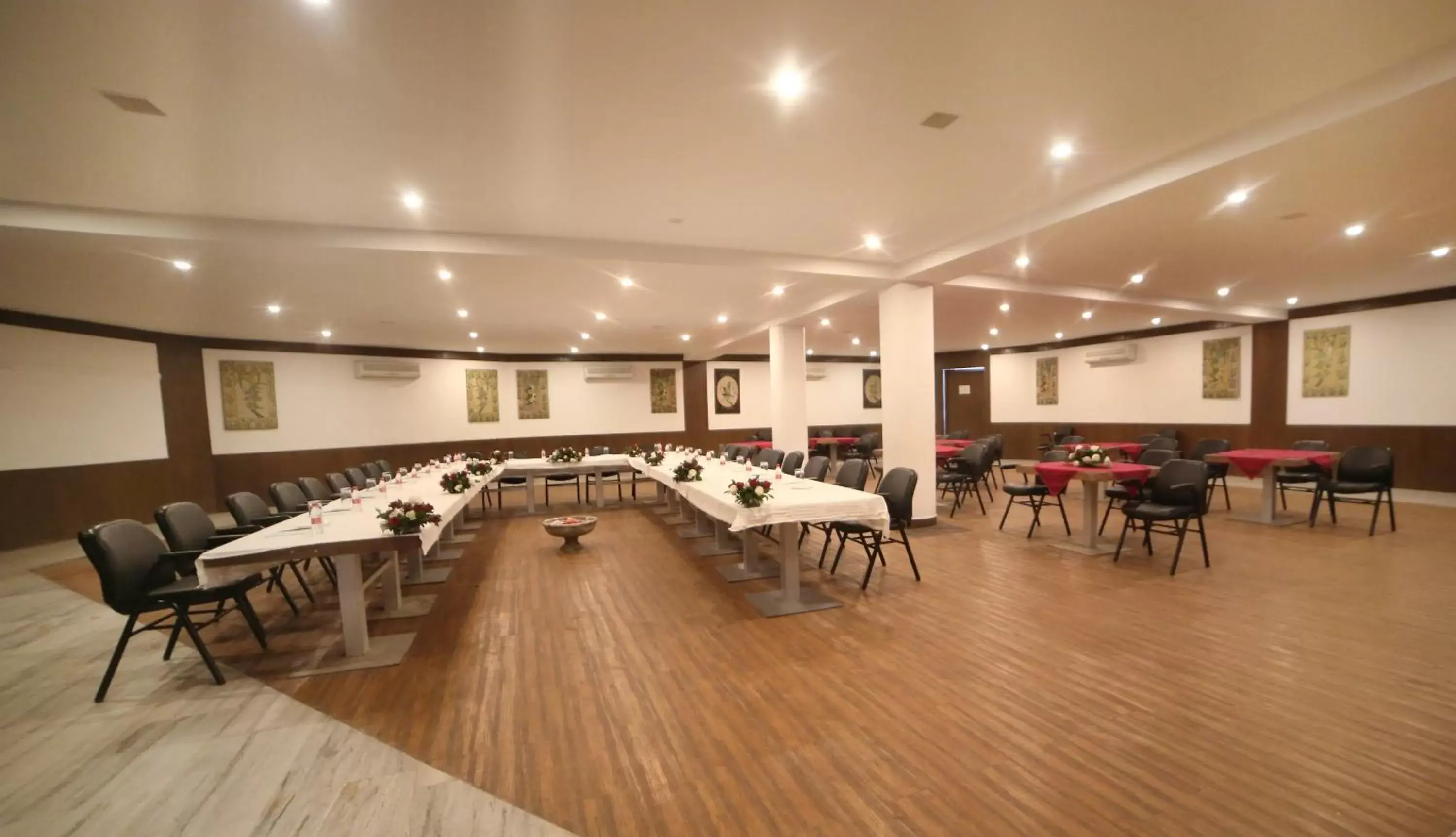 Business facilities, Restaurant/Places to Eat in Jaisamand Island Resort