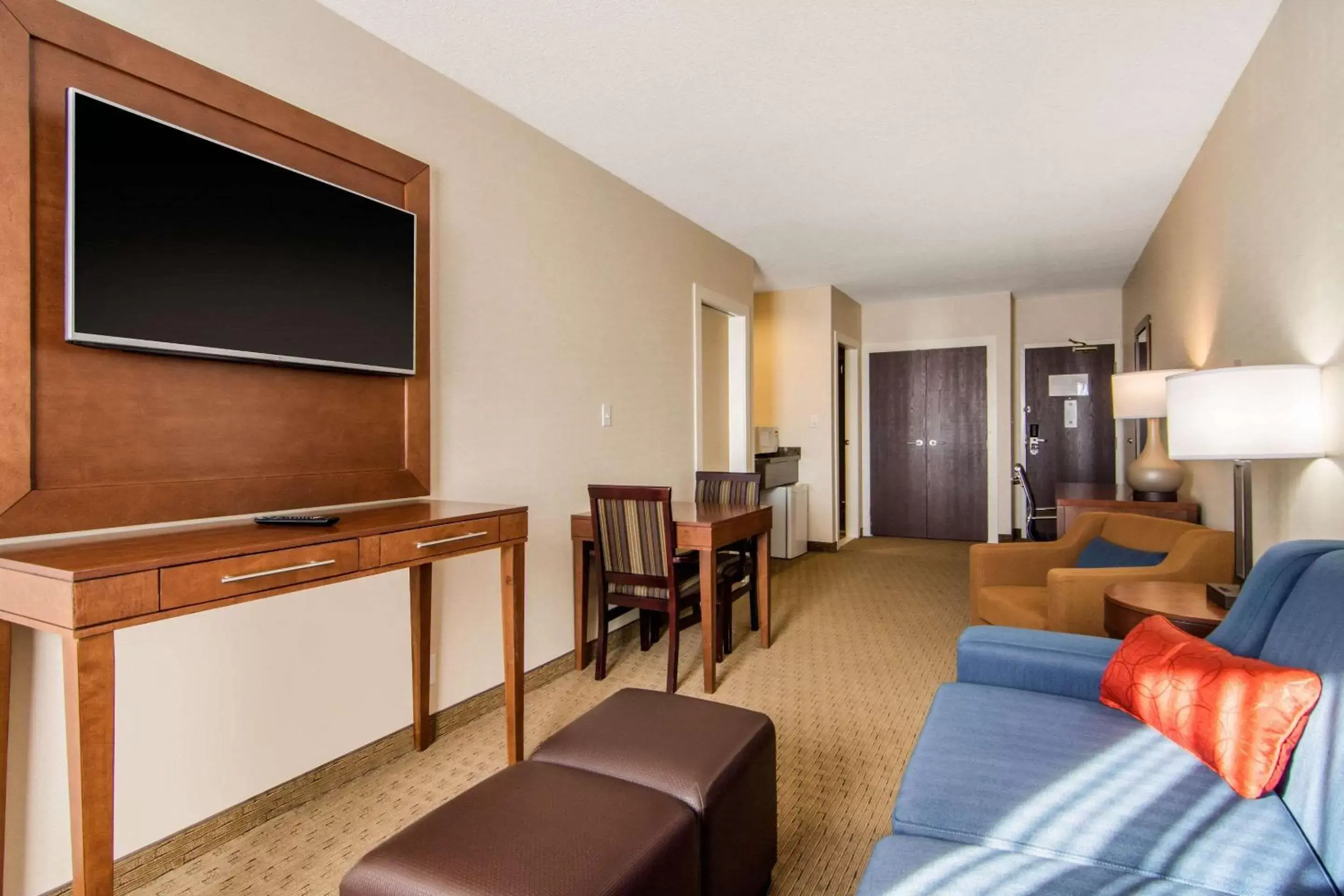 Bedroom, Seating Area in Comfort Inn & Suites Medicine Hat