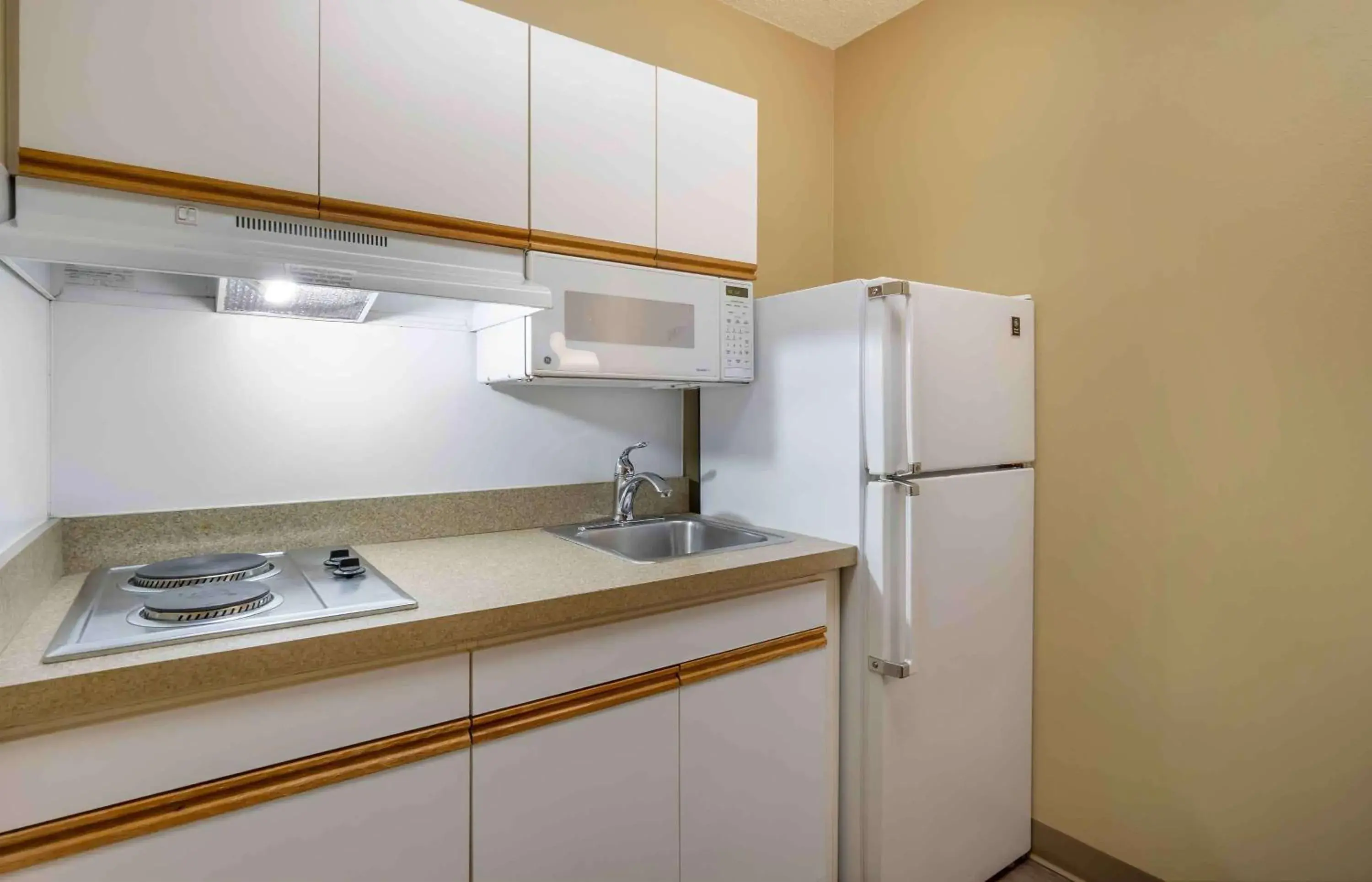 Bedroom, Kitchen/Kitchenette in Extended Stay America Suites - Seattle - Bellevue - Factoria