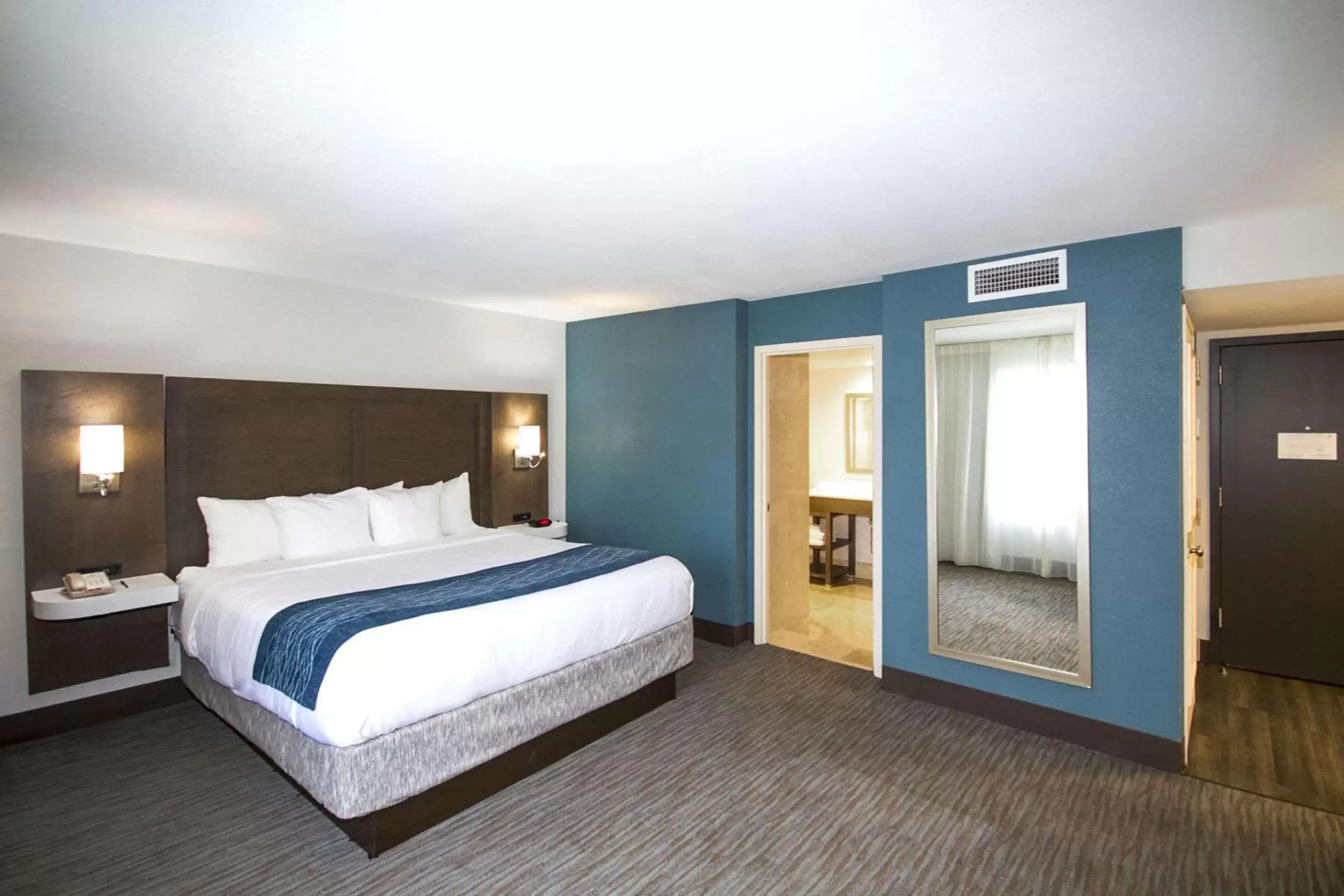 Photo of the whole room, Bed in Comfort Inn & Suites Downtown Brickell-Port of Miami