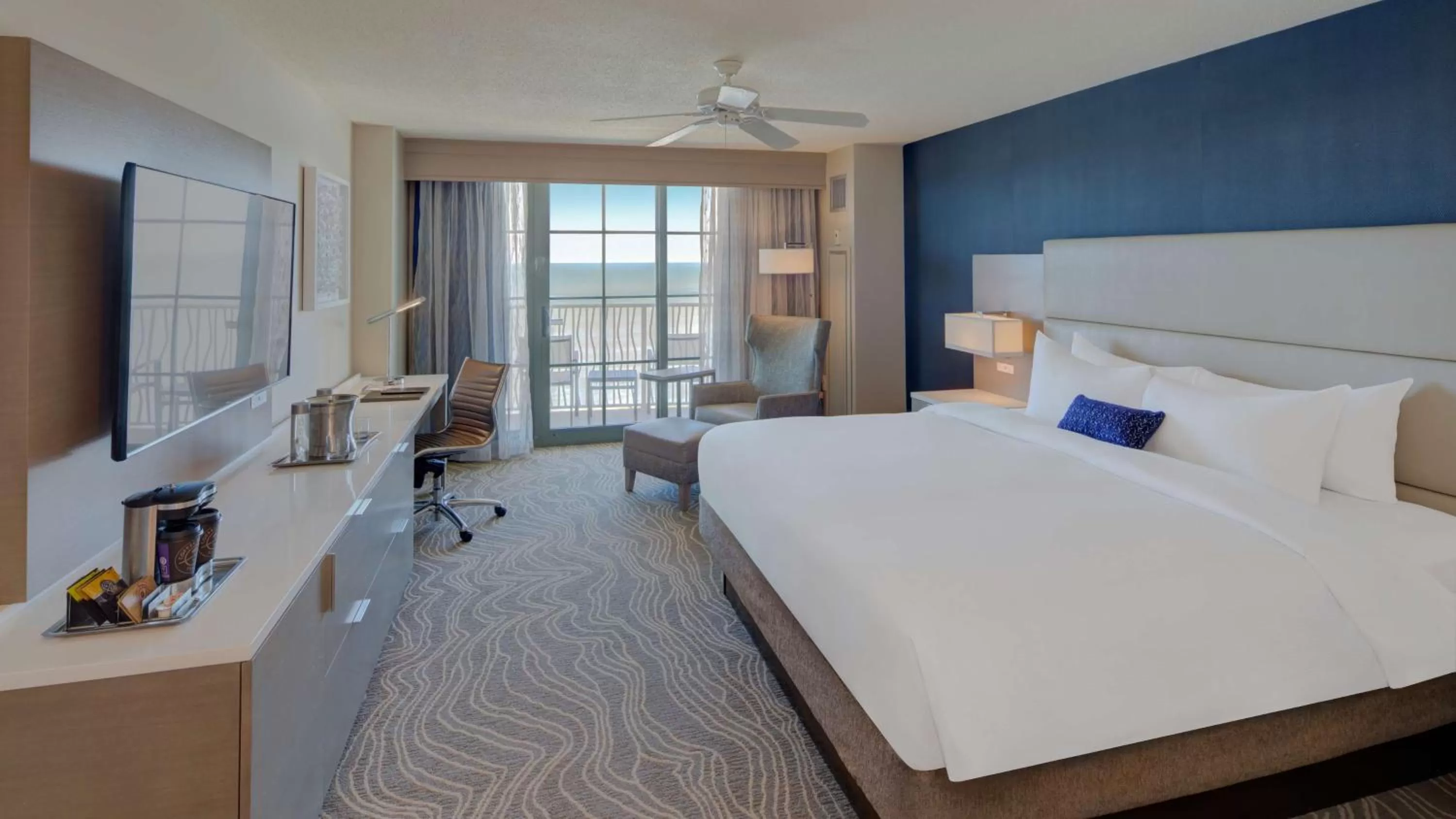 Bedroom, Bed in Hilton Virginia Beach Oceanfront