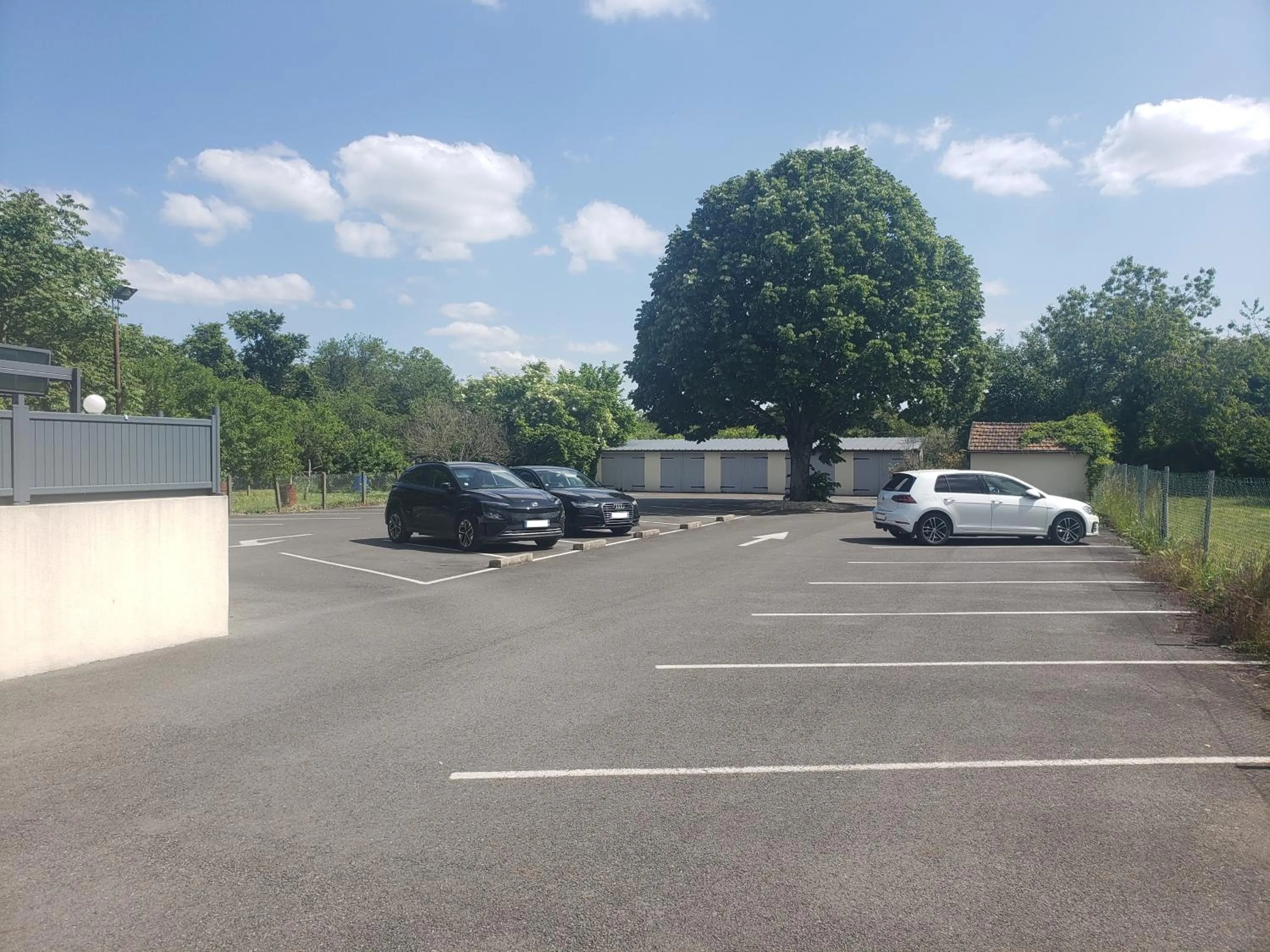 Parking in Logis hôtel Au Relais Nivernais