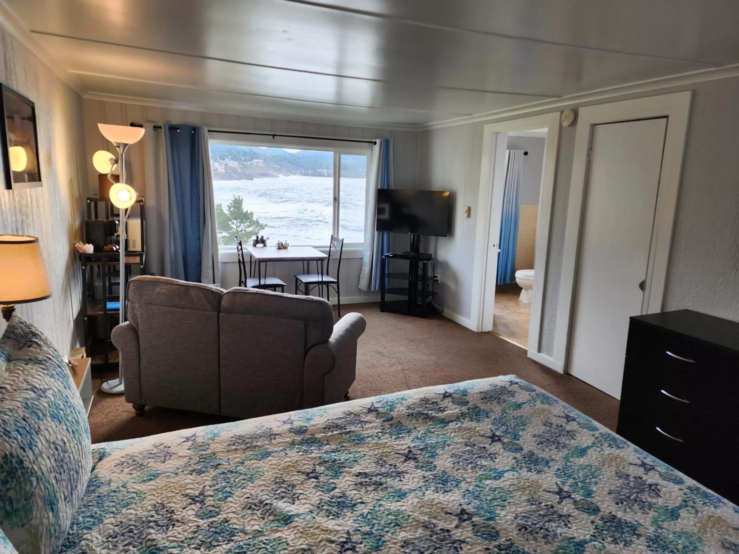 Bed in Inn at Arch Rock