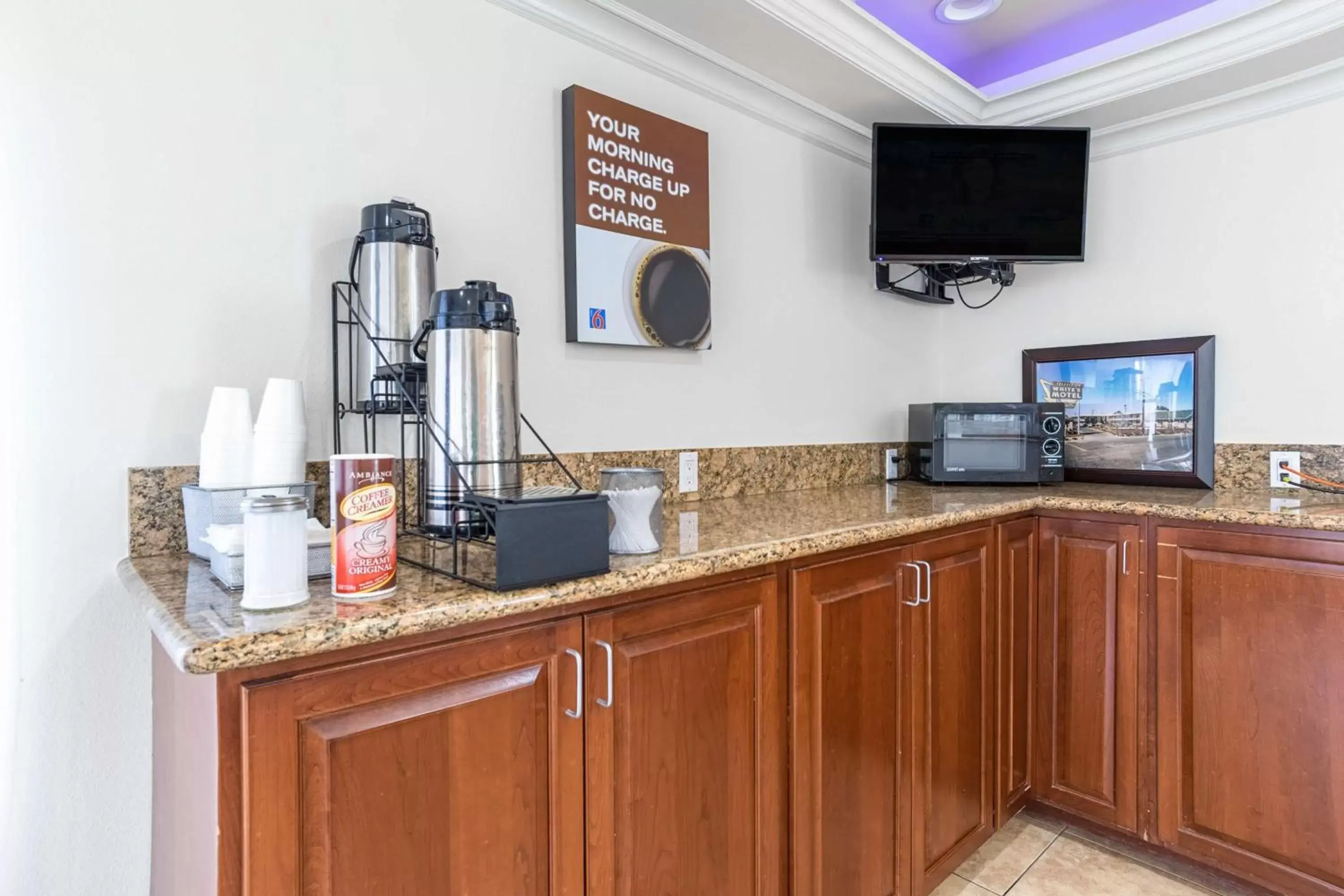 Restaurant/places to eat, TV/Entertainment Center in Motel 6-Mojave, CA - Airport