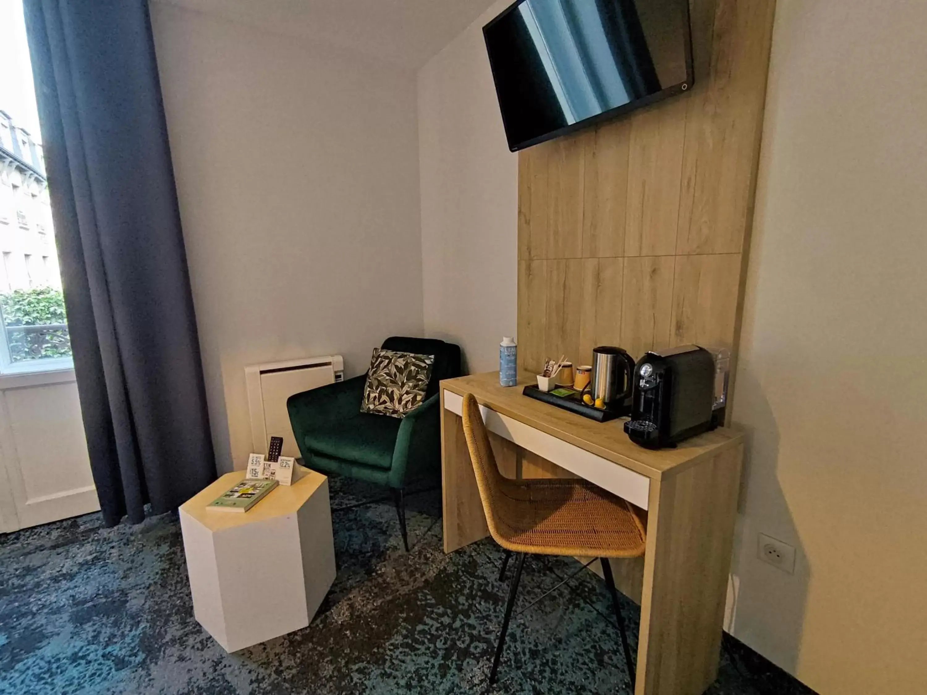 Coffee/tea facilities, TV/Entertainment Center in Cit'Hotel Limoges Centre - Lion d'or