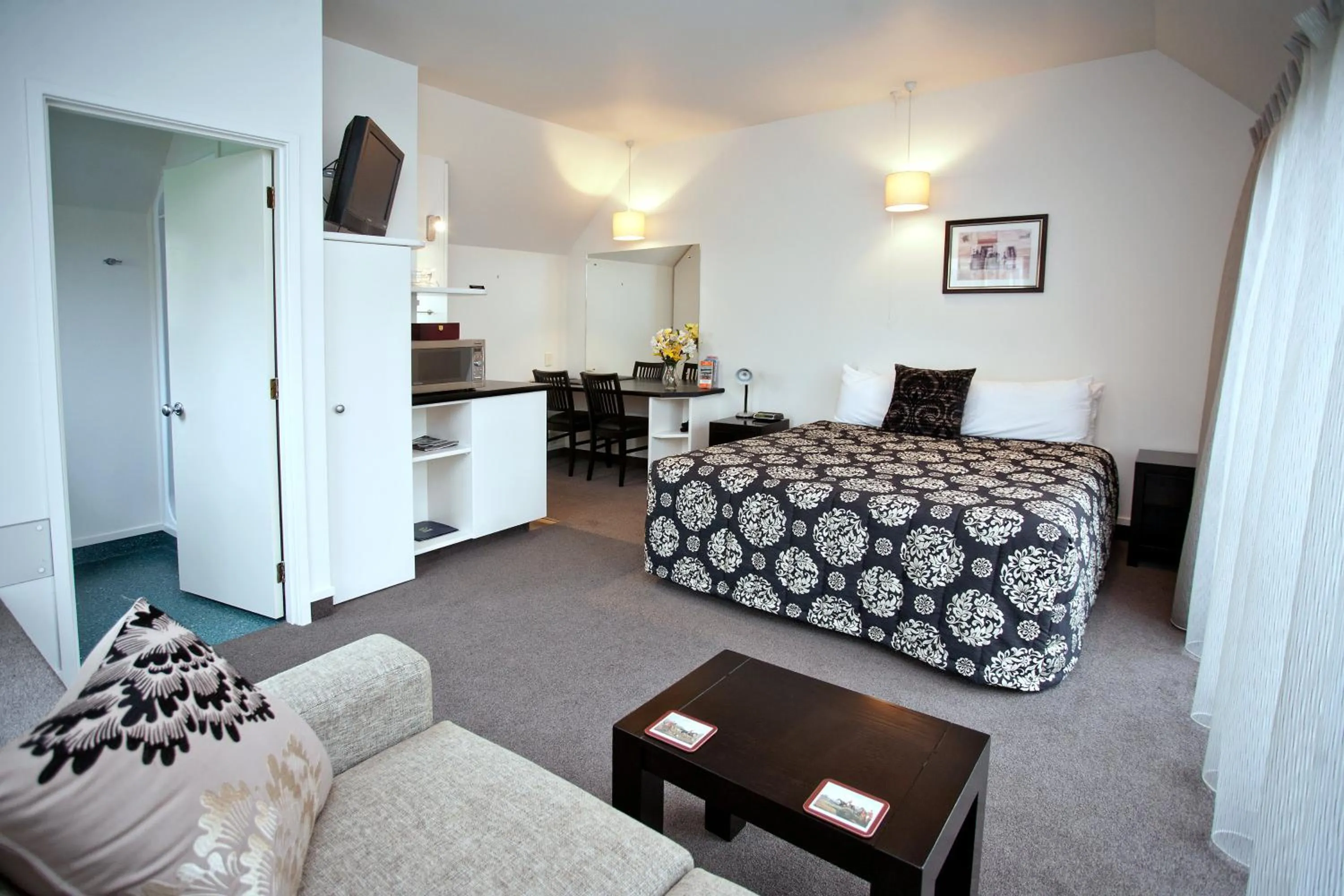 Photo of the whole room, Bed in Cable Court Motel