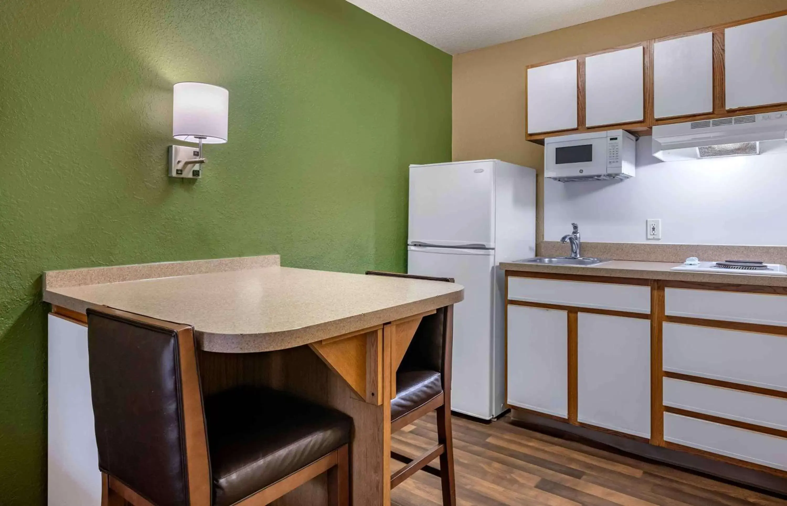 Bedroom, Kitchen/Kitchenette in Extended Stay America Suites - Jacksonville - Southside - St Johns Towne Ctr