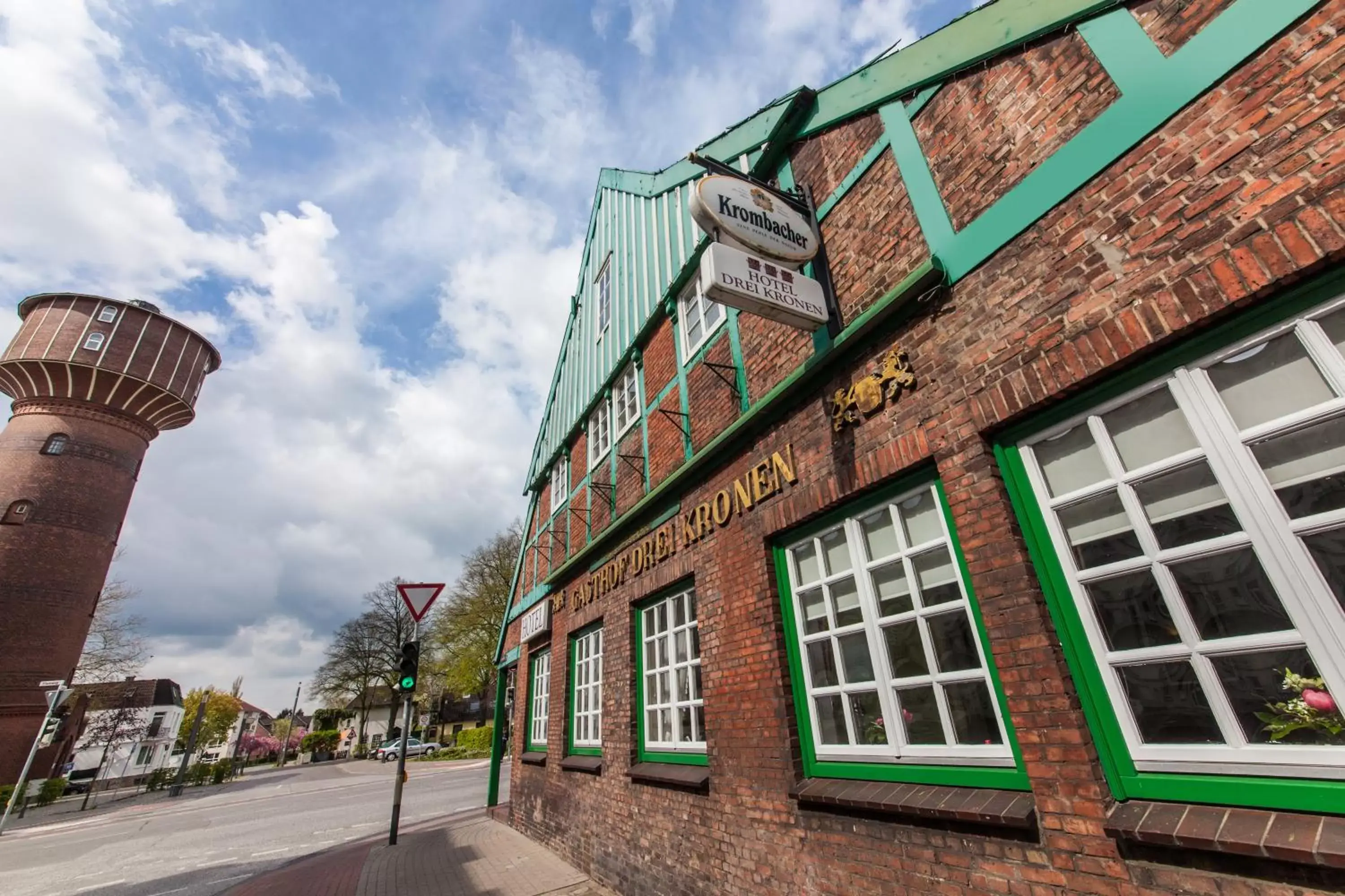 Facade/entrance, Property Building in Hotel Drei Kronen Elmshorn