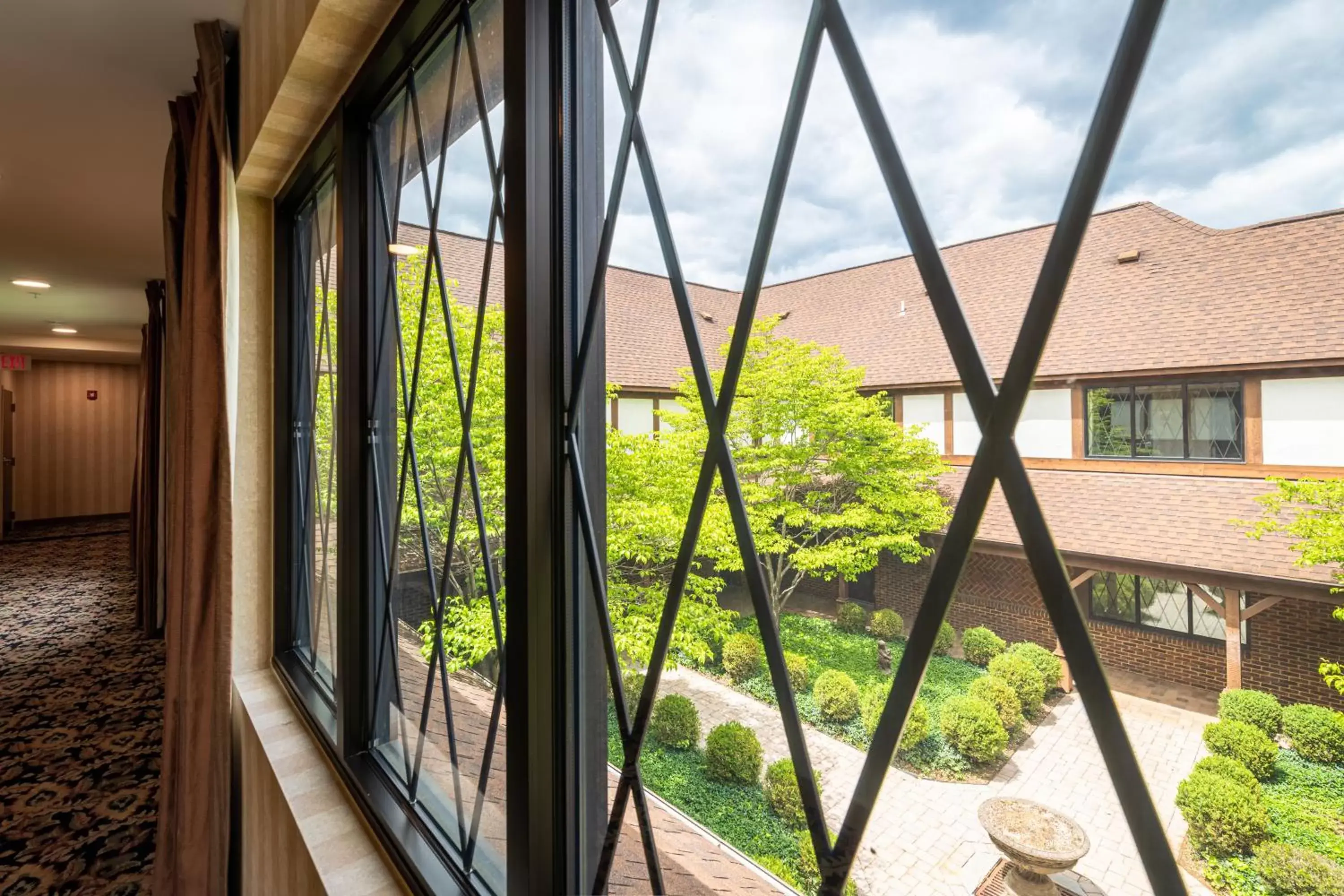Inner courtyard view in The English Inn of Charlottesville Inner courtyard view in The English Inn of Charlottesville