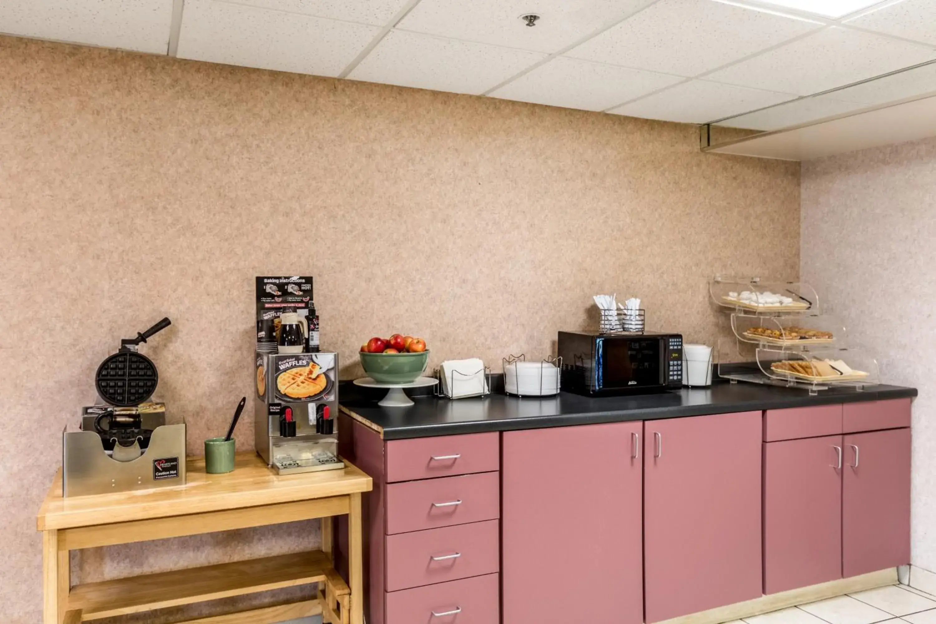 Breakfast, Kitchen/Kitchenette in Red Roof Inn Morehead