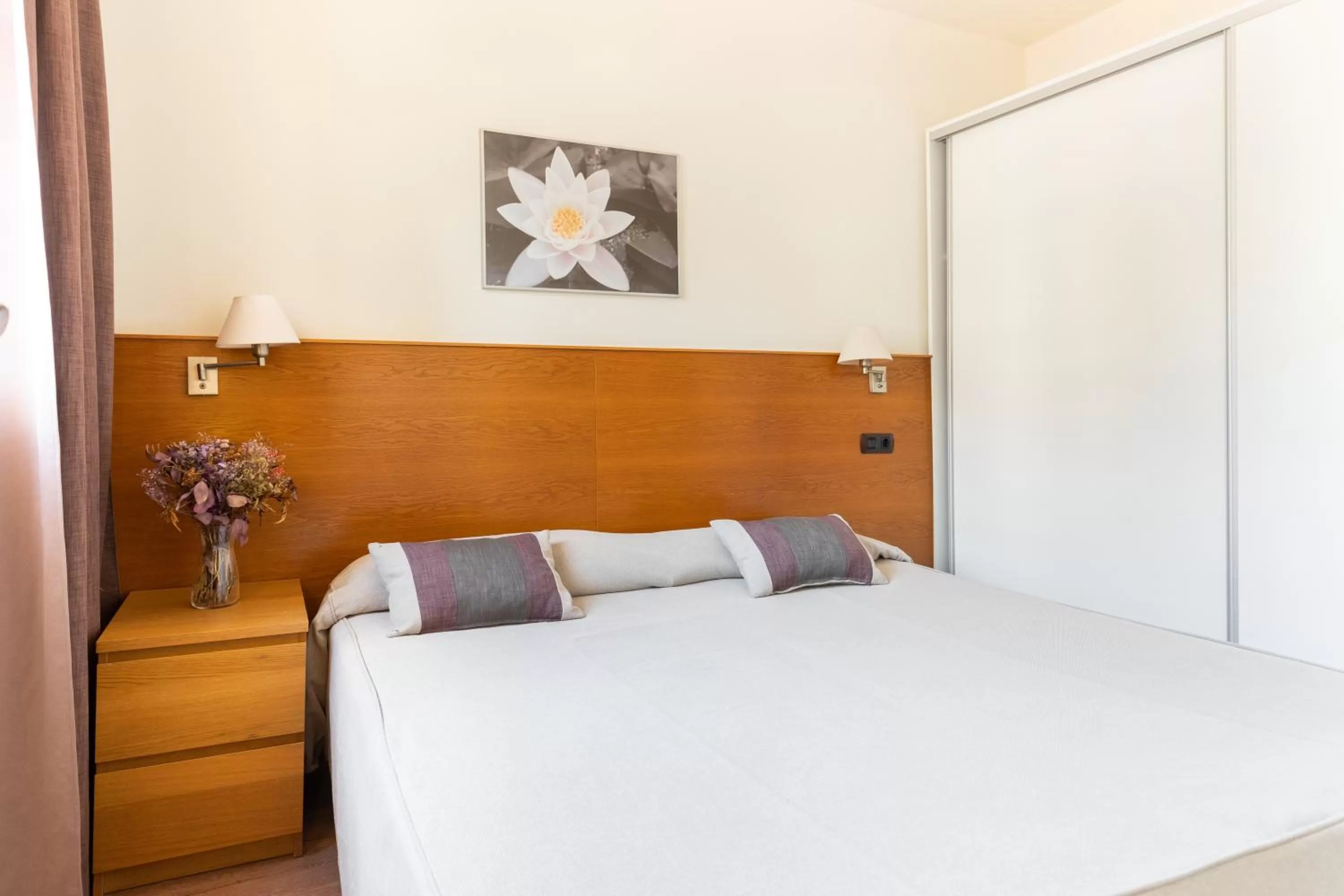 Bed in Atica Apartments - by Weflating