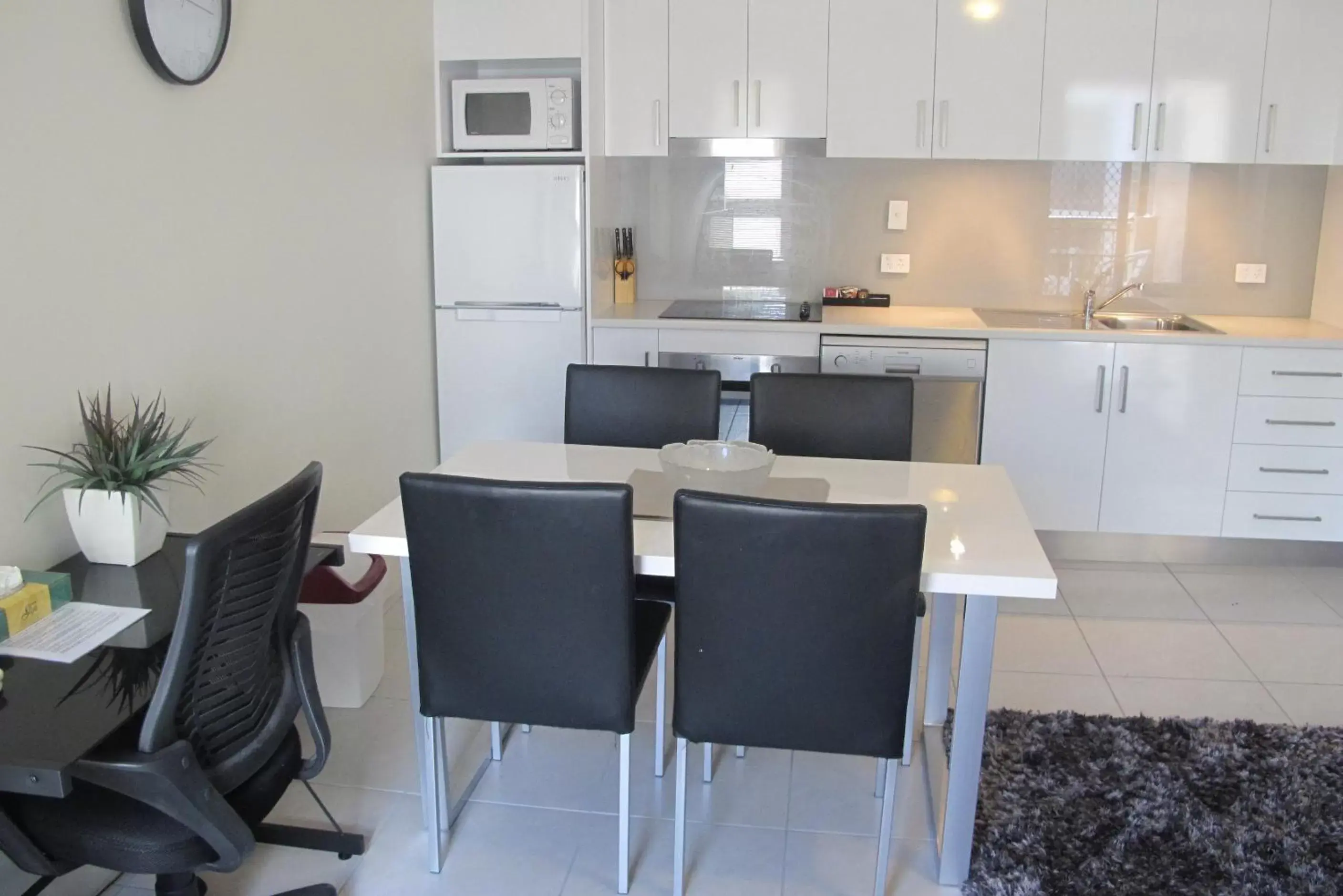 Living room, Kitchen/Kitchenette in Spring Hill Mews Apartments