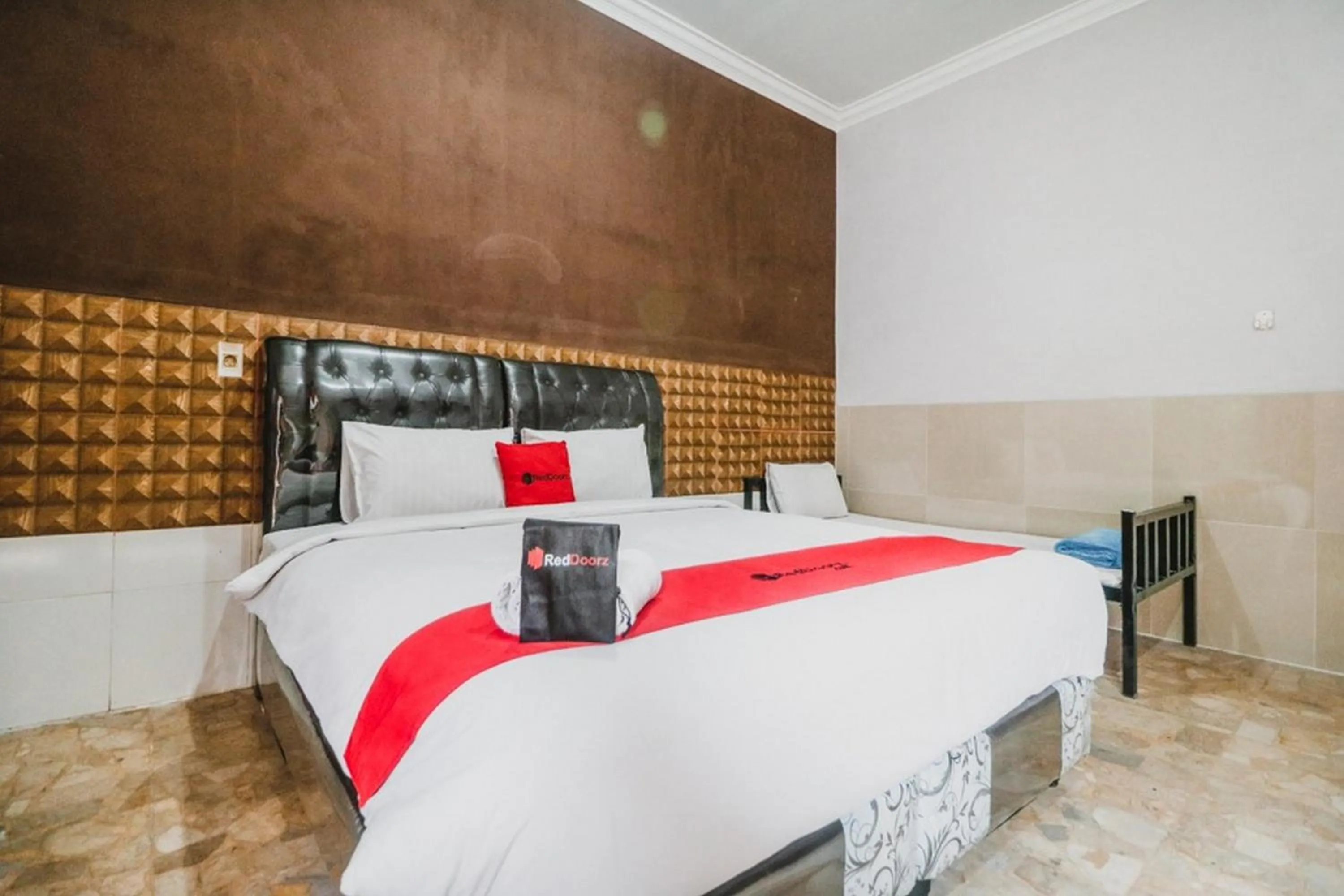 Bedroom, Bed in RedDoorz near Millennium ICT Center Medan