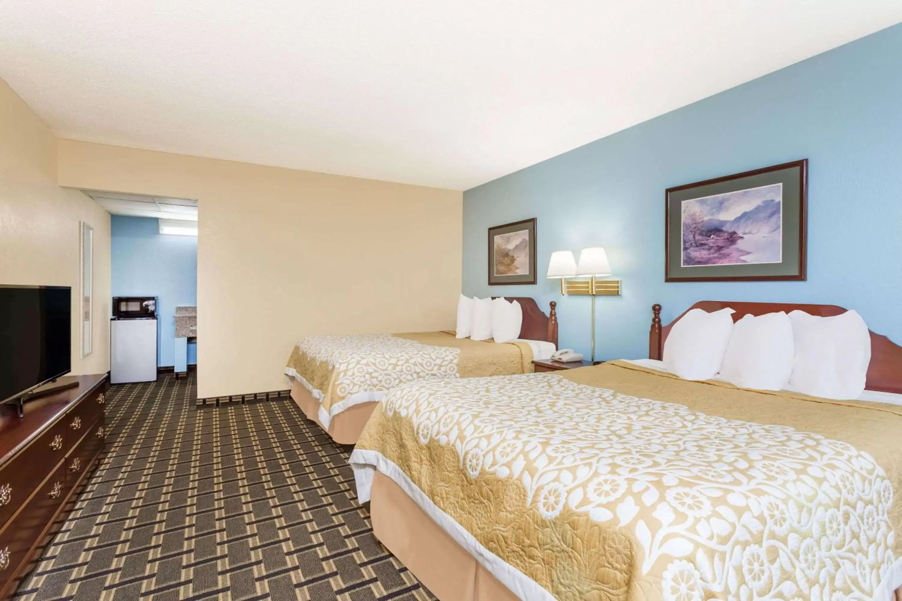 Photo of the whole room, Bed in Days Inn by Wyndham Clayton