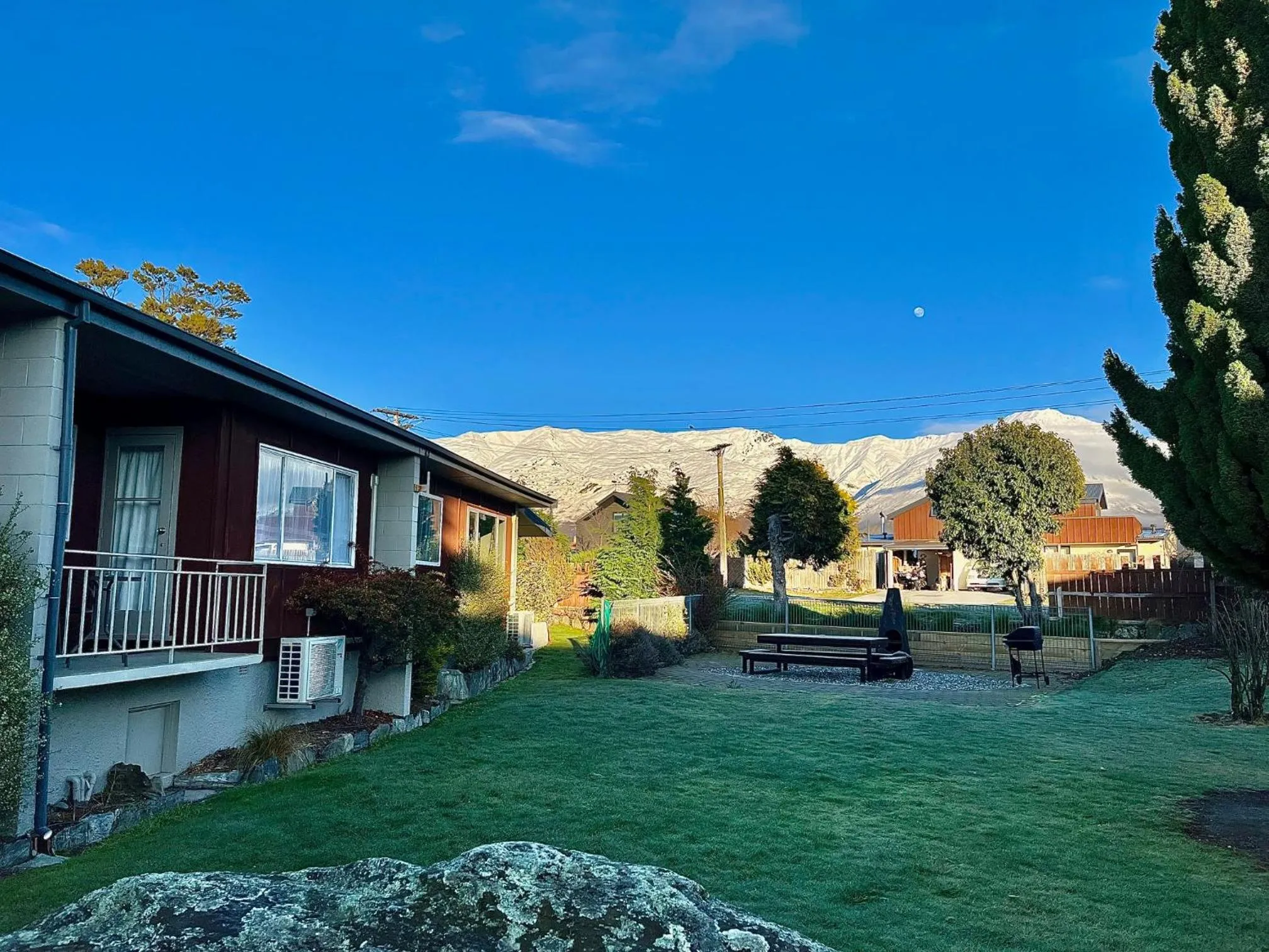 Day in Manuka Crescent Motel