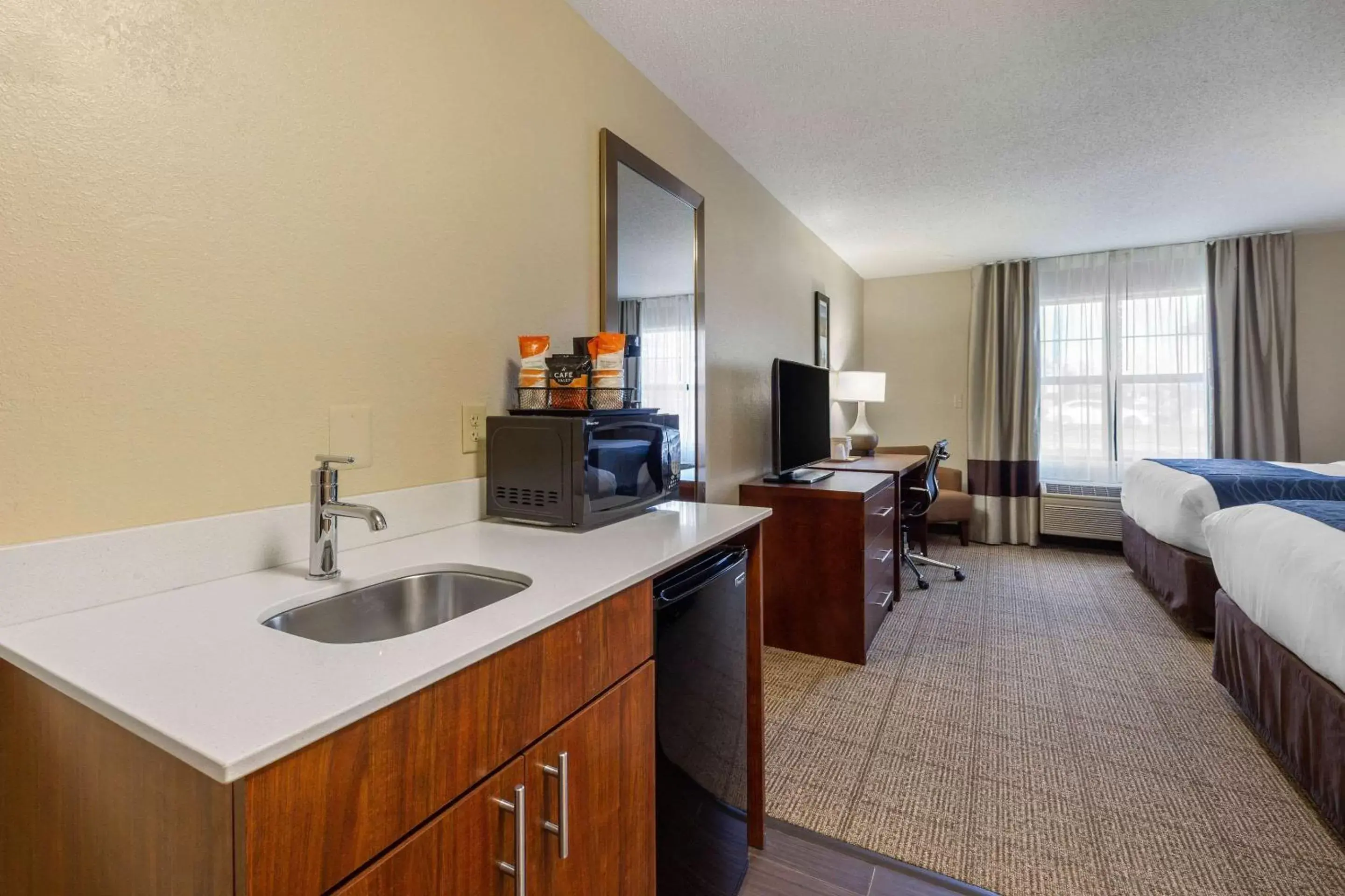 Photo of the whole room, Kitchen/Kitchenette in Comfort Inn Danvers - Boston North Shore