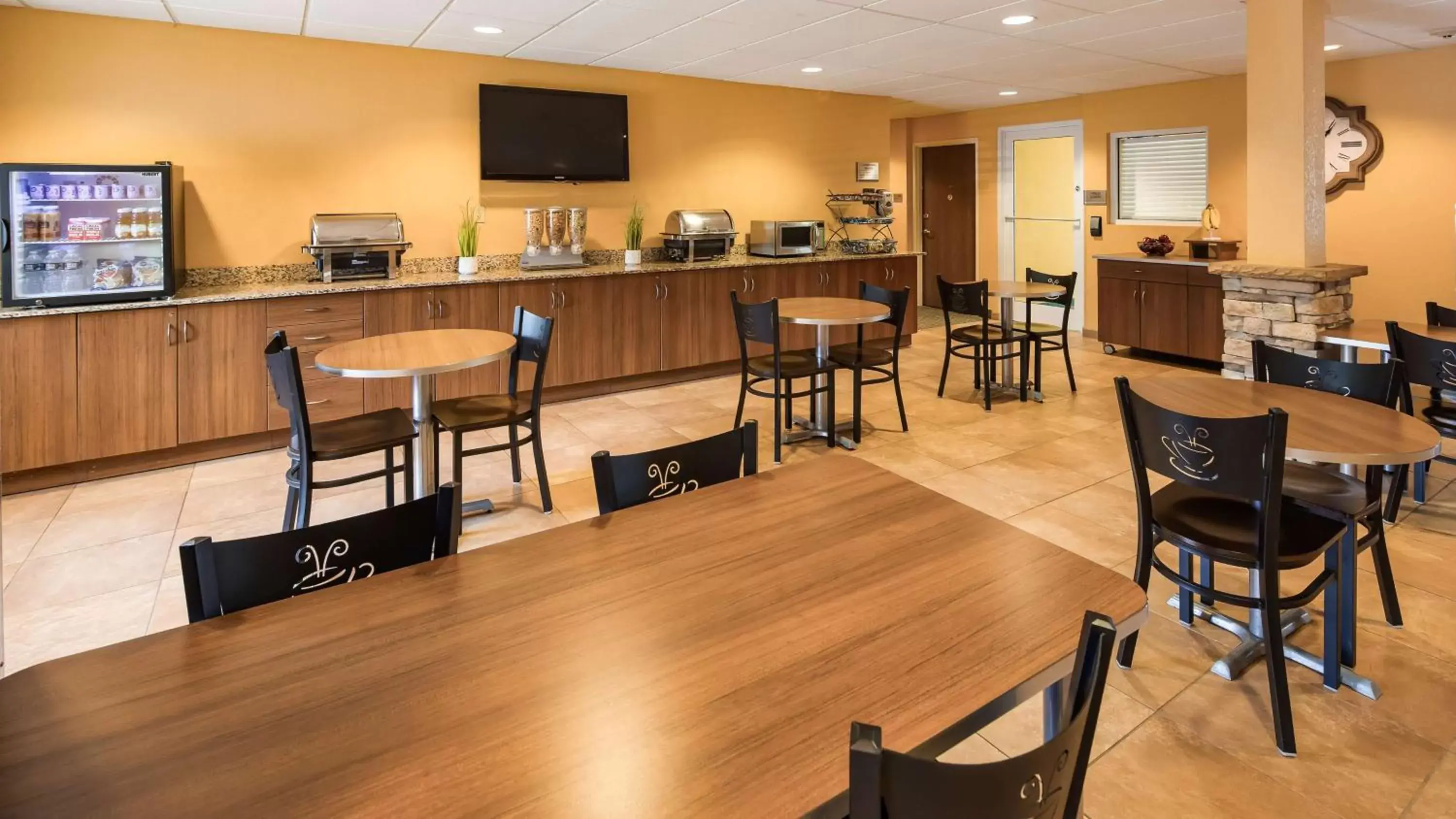 Restaurant/Places to Eat in SureStay Plus Hotel by Best Western Keyser