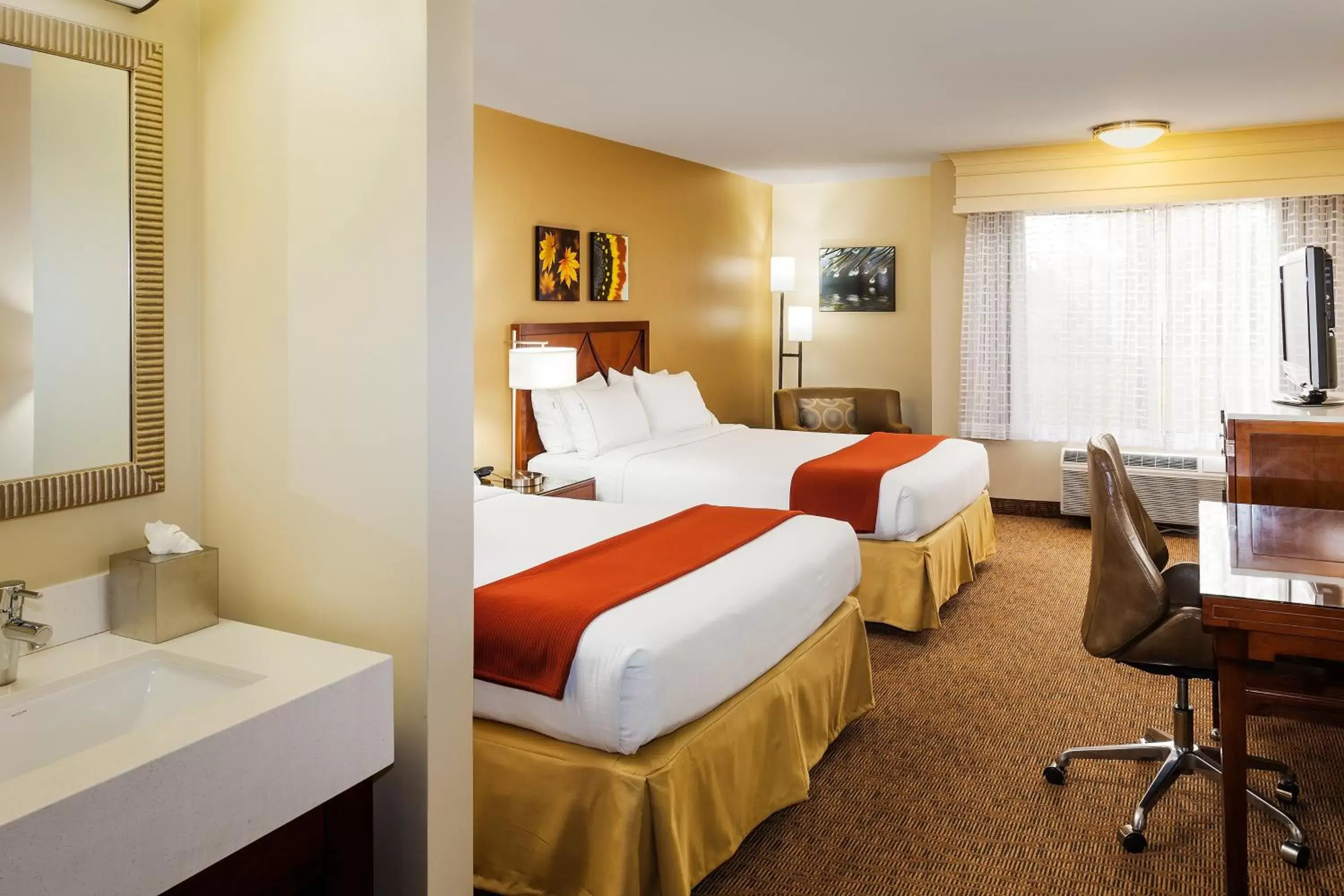 Photo of the whole room, Bed in Holiday Inn Express Simi Valley, an IHG Hotel