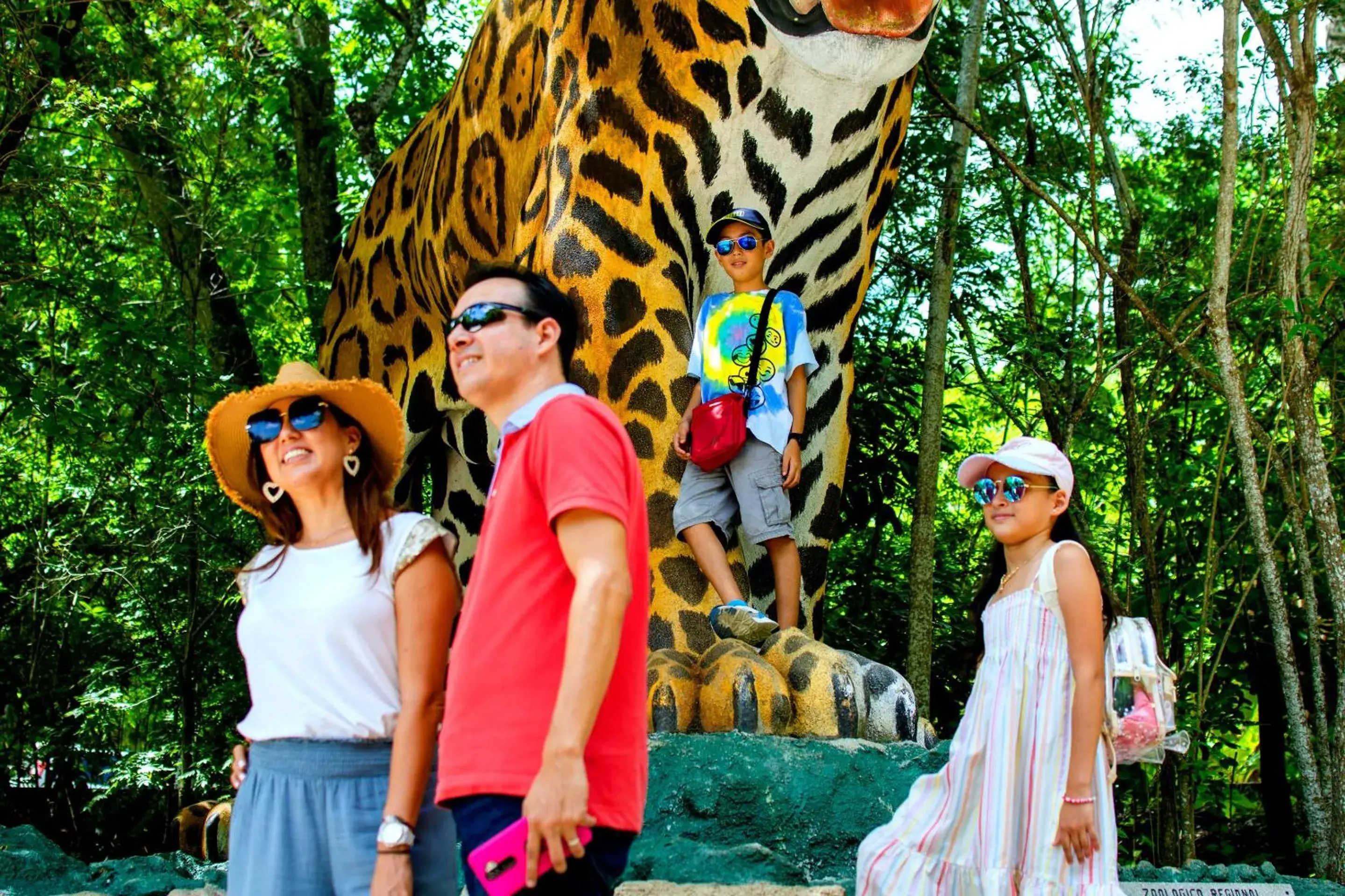 People in Hotel del Carmen