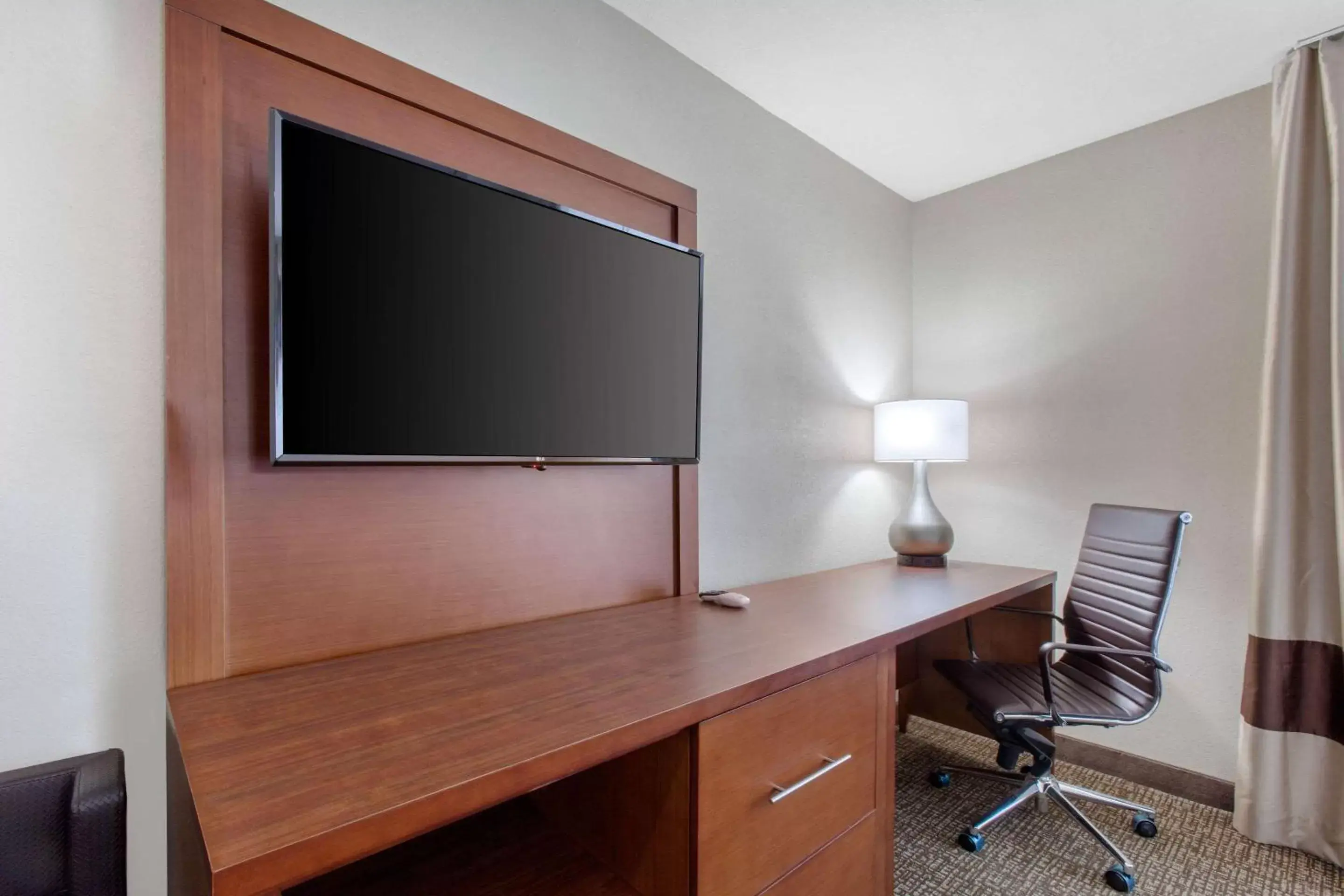 Photo of the whole room, TV/Entertainment Center in Comfort Inn & Suites Pinetop Show Low